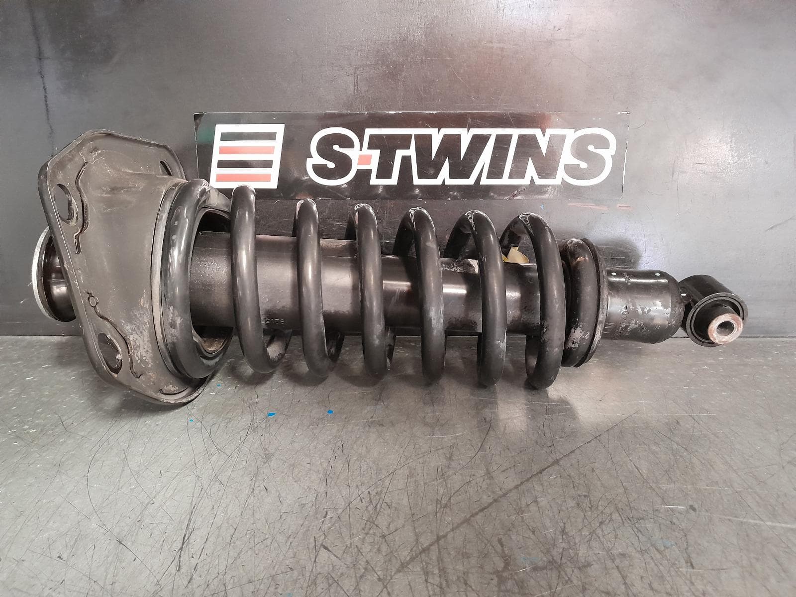 Used auto part listing image: 2013 HOLDEN COMMODORE LEFT REAR STRUT VE, SS/SV6/SS V, 08/06-05/13 0000367530