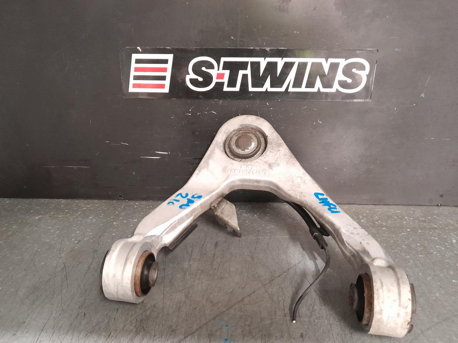 Used auto part listing image: 2015 MITSUBISHI TRITON LEFT FRONT UPPER CONTROL ARM 4WD, ML-MN, 07/06-04/15 0000363798