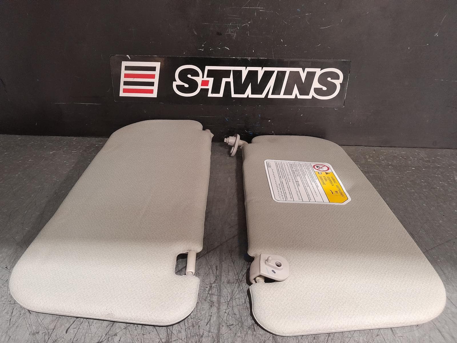Used auto part listing image: 2015 MITSUBISHI TRITON SUNVISOR MN, PAIR, 08/09-04/15 0000363745