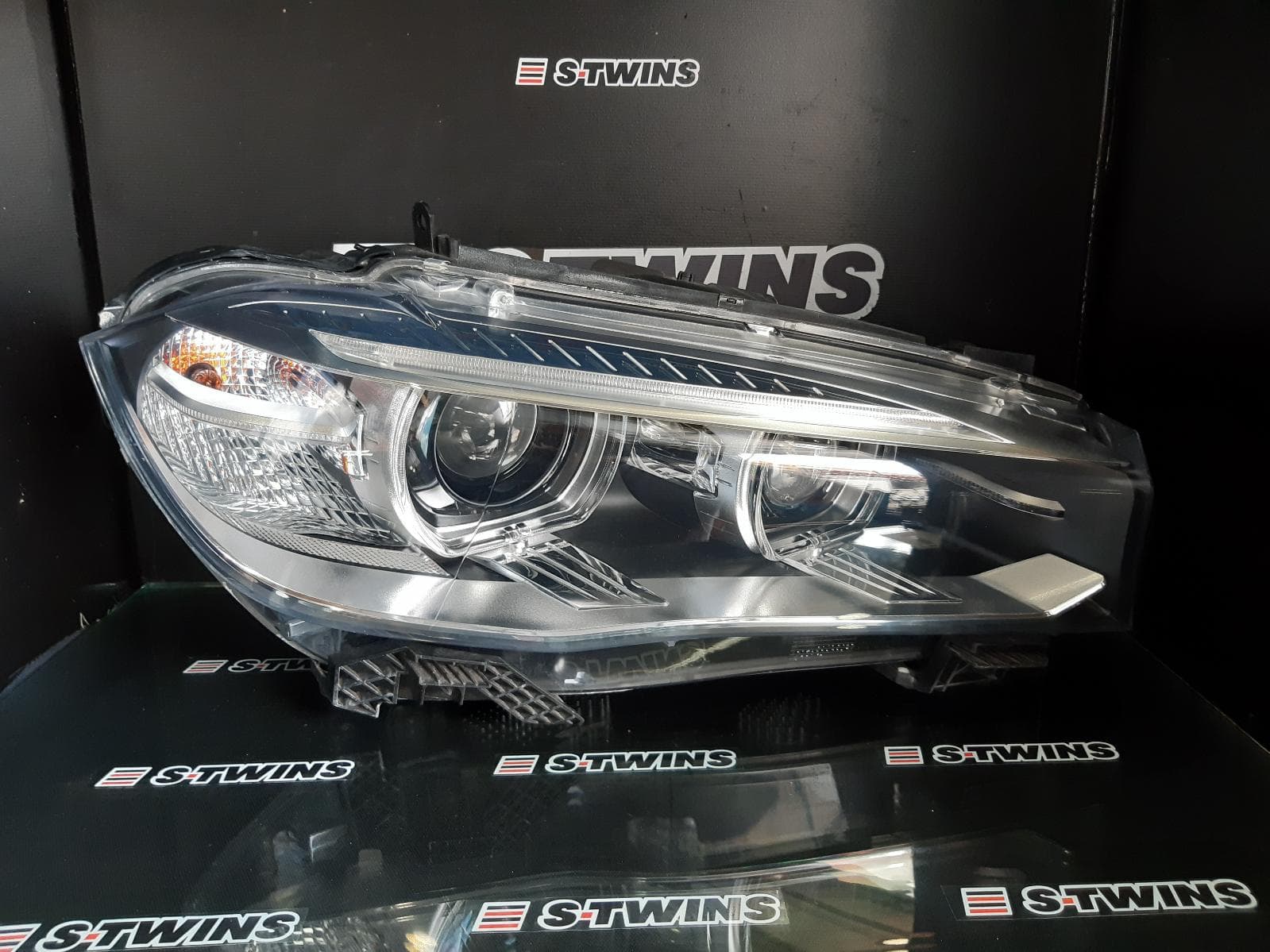 Used auto part listing image: 2015 BMW X5 RIGHT HEADLAMP F15, BI-XENON, ADAPTIVE TYPE, 09/13-07/18 0000142812