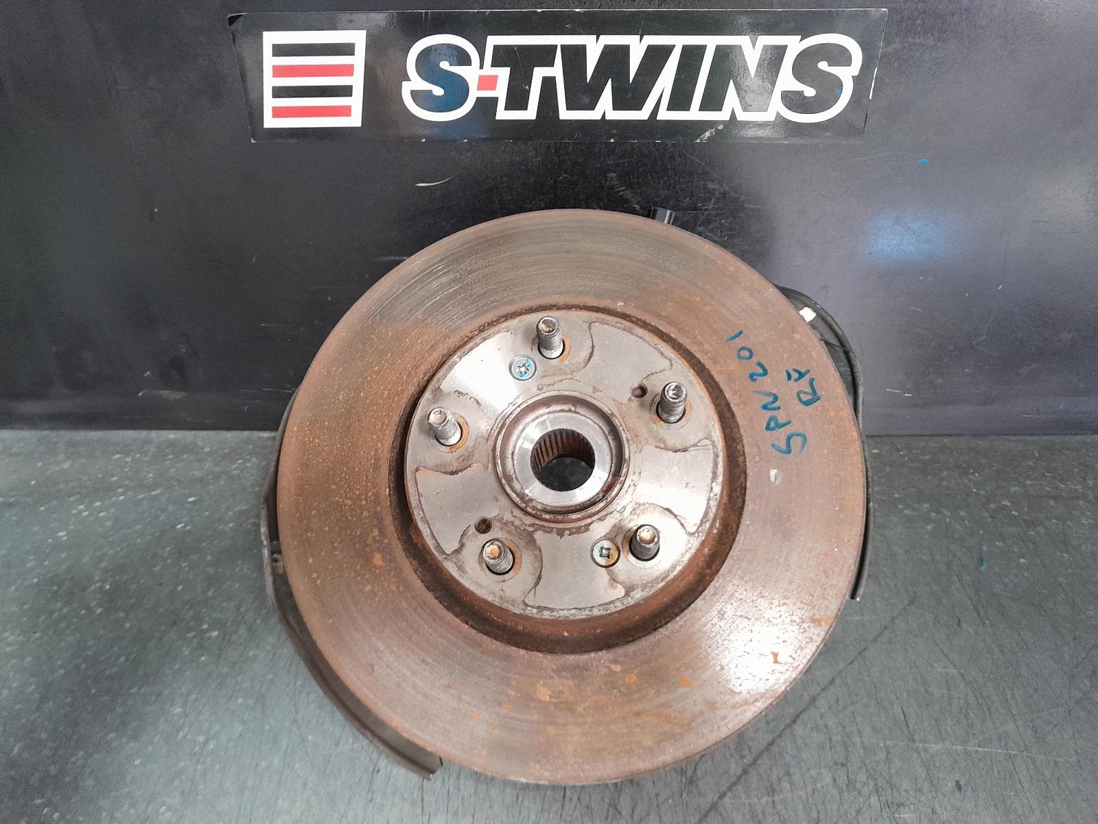 Used auto part listing image: 2014 HONDA ODYSSEY RIGHT FRONT HUB ASSEMBLY RC1, 02/14-03/22 0000366505