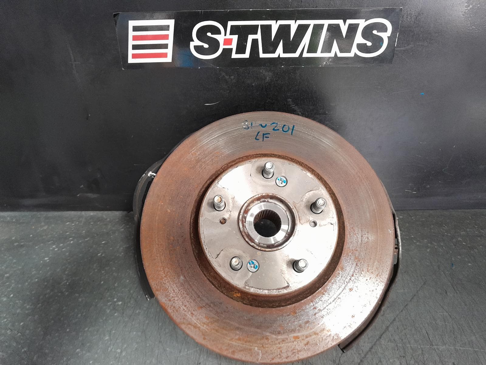 Used auto part listing image: 2014 HONDA ODYSSEY LEFT FRONT HUB ASSEMBLY RC1, 02/14-03/22 0000366507