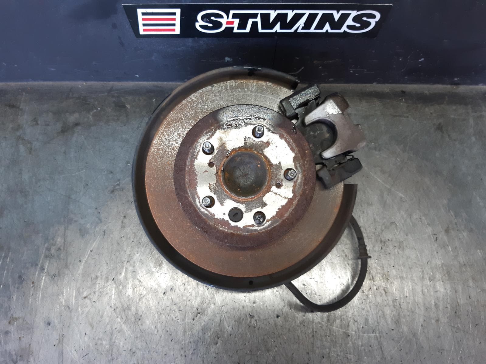 Used auto part listing image: 2016 TOYOTA CAMRY RIGHT REAR HUB ASSEMBLY AVV50, HYBRID TYPE, 03/12-10/17 0000362303