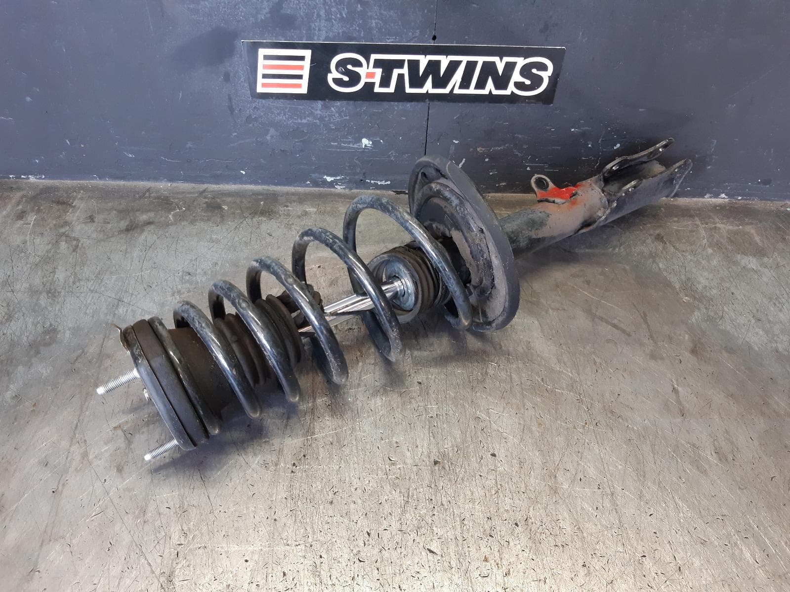 Used auto part listing image: 2016 TOYOTA CAMRY LEFT REAR STRUT ACV50, HYBRID TYPE, 05/15-10/17 0000362308