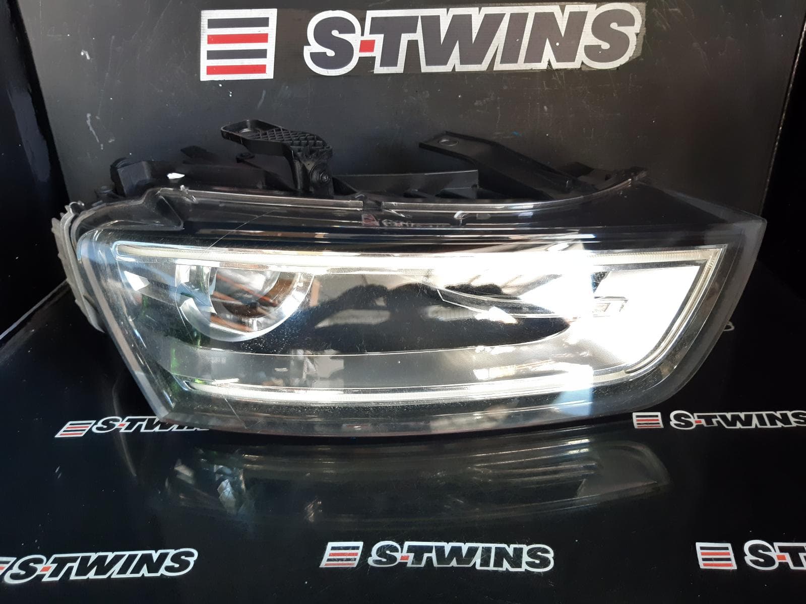 Used auto part listing image: 2013 AUDI Q3 RIGHT HEADLAMP 8U, Q3/RSQ3, XENON, ADAPTIVE TYPE, 03/12-10/14 0000331323