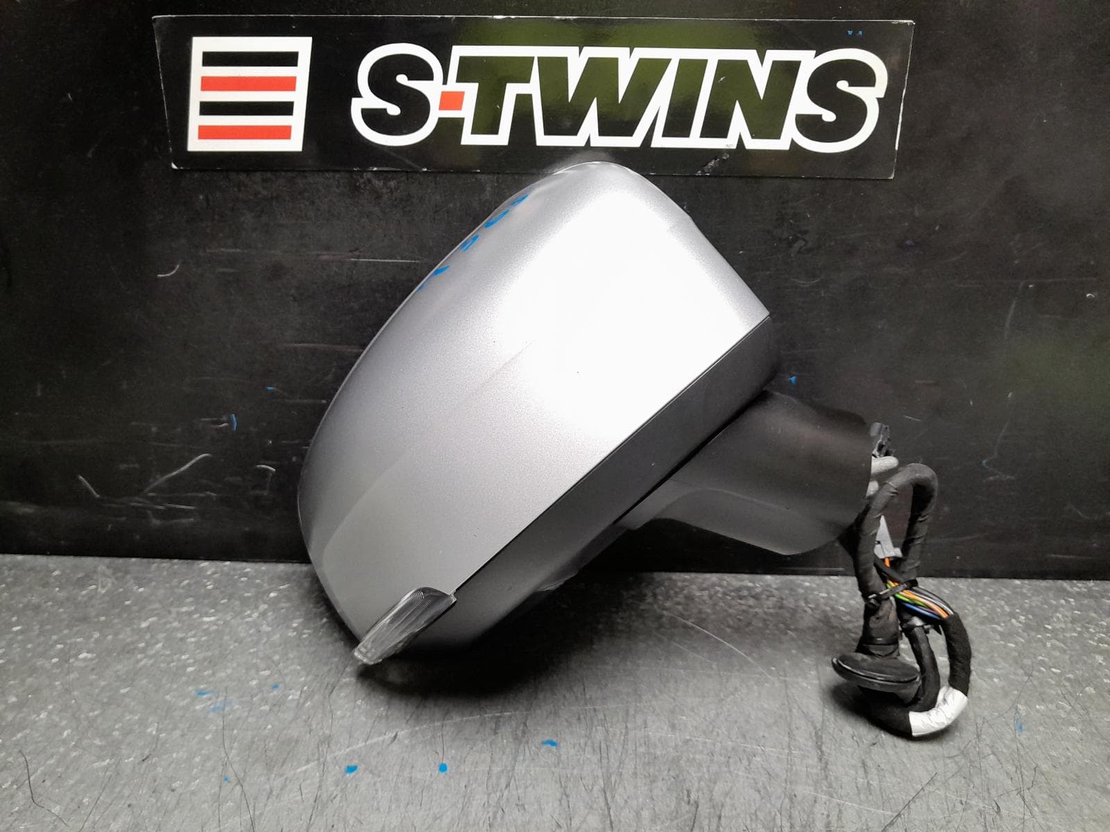 Used auto part listing image: 2017 VOLVO XC90 RIGHT DOOR MIRROR Mk2, POWER FOLD, W/ BLIND SPOT & CAMERA TYPE, SILVER, 04/15- 0000368303