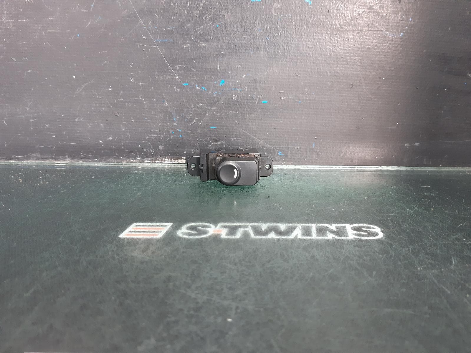 Used auto part listing image: 2017 HYUNDAI ACCENT PWR DR WIND SWITCH LH FRONT, RB, 05/13-12/19 0000362560