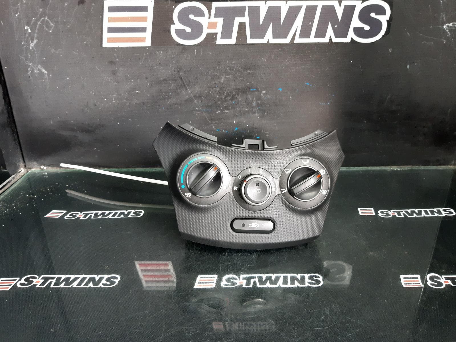 Used auto part listing image: 2017 HYUNDAI ACCENT HEATER AC CONTROLS NON CLIMATE CONTROL, 2 WHITE PLUG TYPE, RB, 05/11-12/19 0000362569