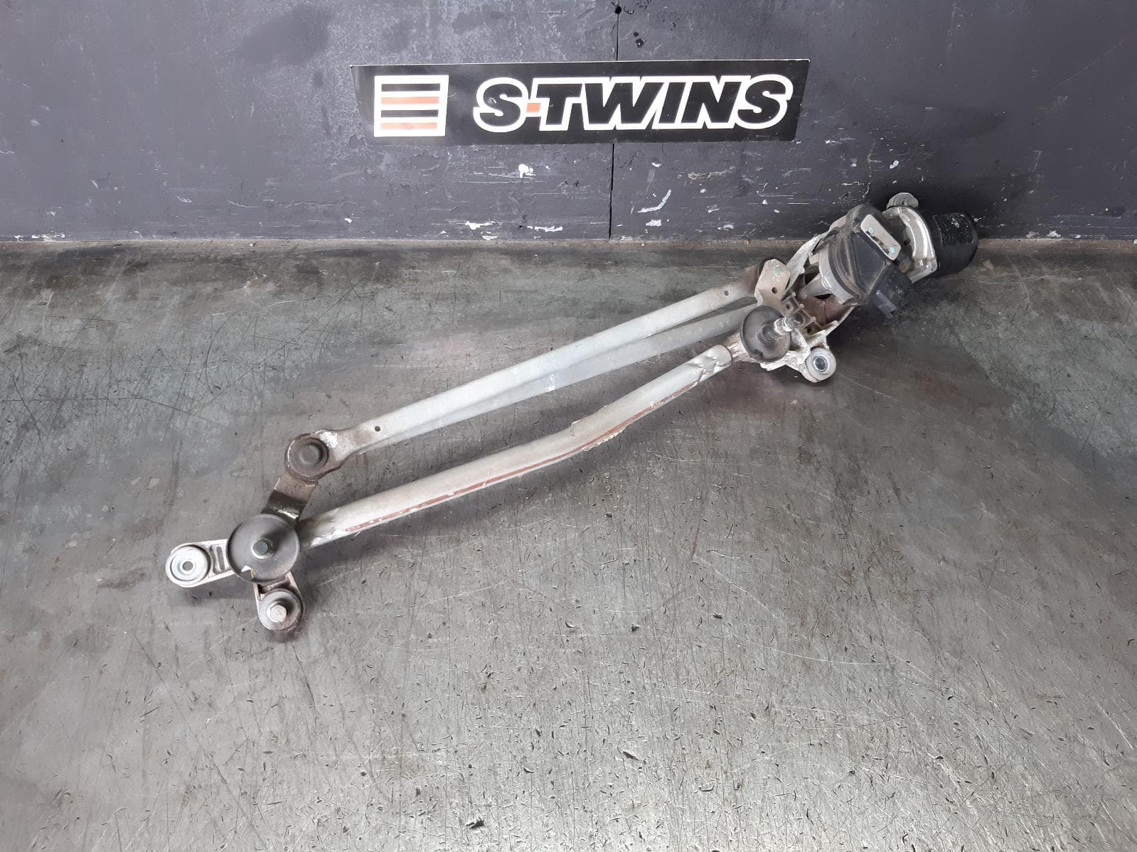 Used auto part listing image: 2011 NISSAN DUALIS WIPER MOTOR FRONT, J10, 10/07-05/14 0000362955