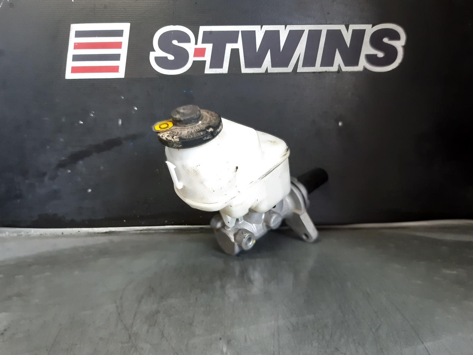 Used auto part listing image: 2014 TOYOTA HILUX MASTER CYLINDER AUTO T/M, W/ ABS, NON VSC TYPE, 02/05-08/15 0000254393