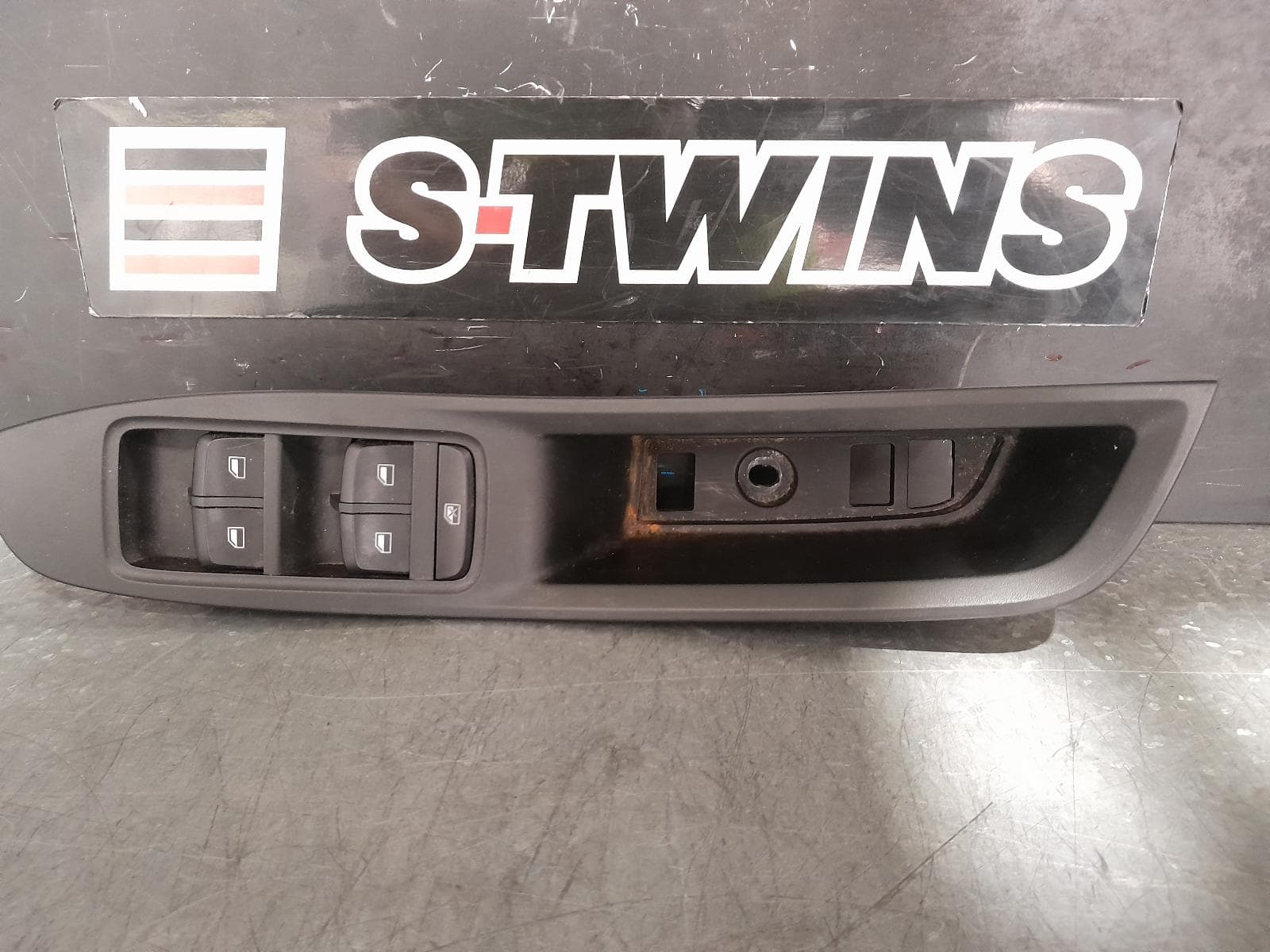 Used auto part listing image: 2020 MG ZS PWR DR WIND SWITCH RH FRONT (MASTER SWITCH), AZS1, 09/17- 0000364400