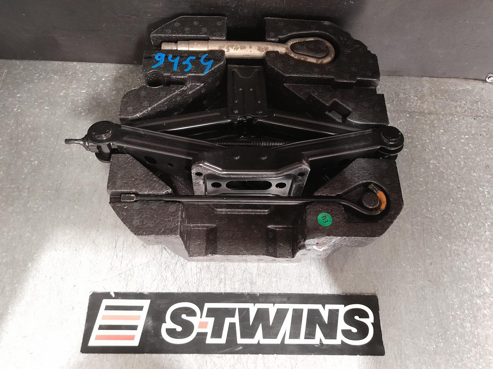 Used auto part listing image: 2020 MG ZS JACK TOOL KIT AZS1, 09/17- 0000364411