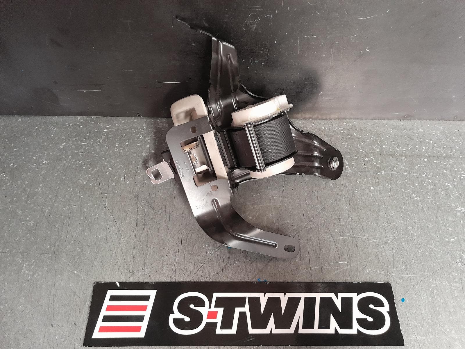 Used auto part listing image: 2013 MAZDA CX9 SEAT BELT STALK CENTRE REAR 2ND ROW, SEAT BELT STALK ONLY, TB, 12/07-12/15 0000363252