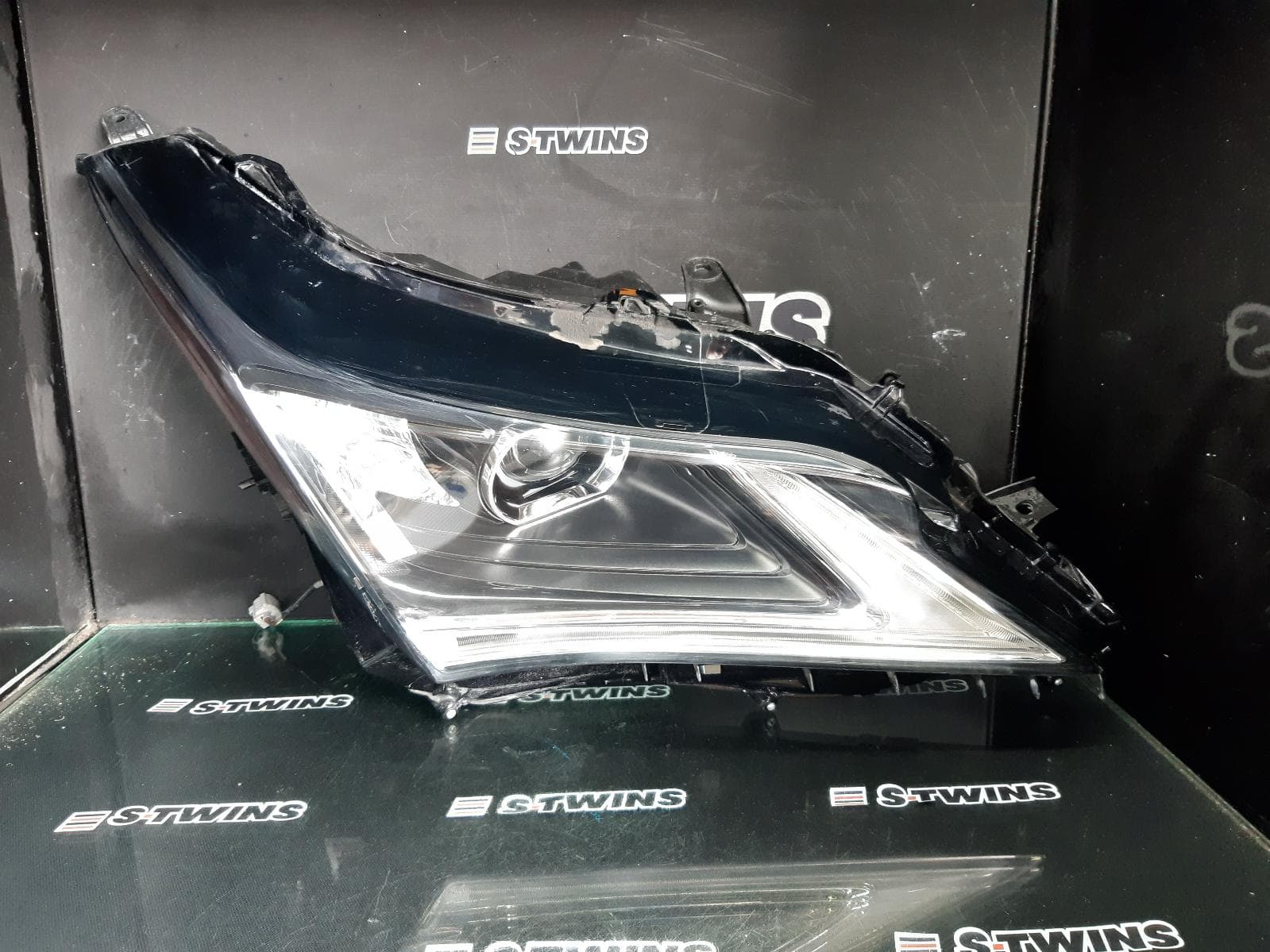 Used auto part listing image: 2017 LEXUS RX SERIES RIGHT HEADLAMP AL20, LUXURY, SINGLE STACK BI-LED TYPE, 09/15-10/19 0000256222