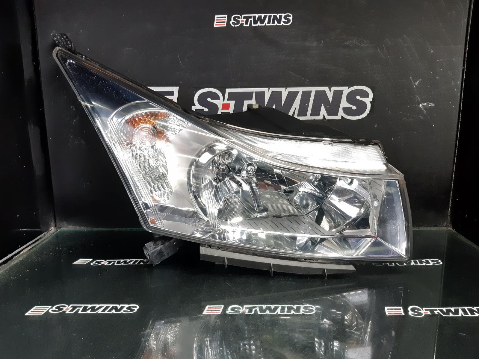 Used auto part listing image: 2015 HOLDEN CRUZE RIGHT HEADLAMP JH, EQUIPE/CD, 01/15-01/17 0000363329