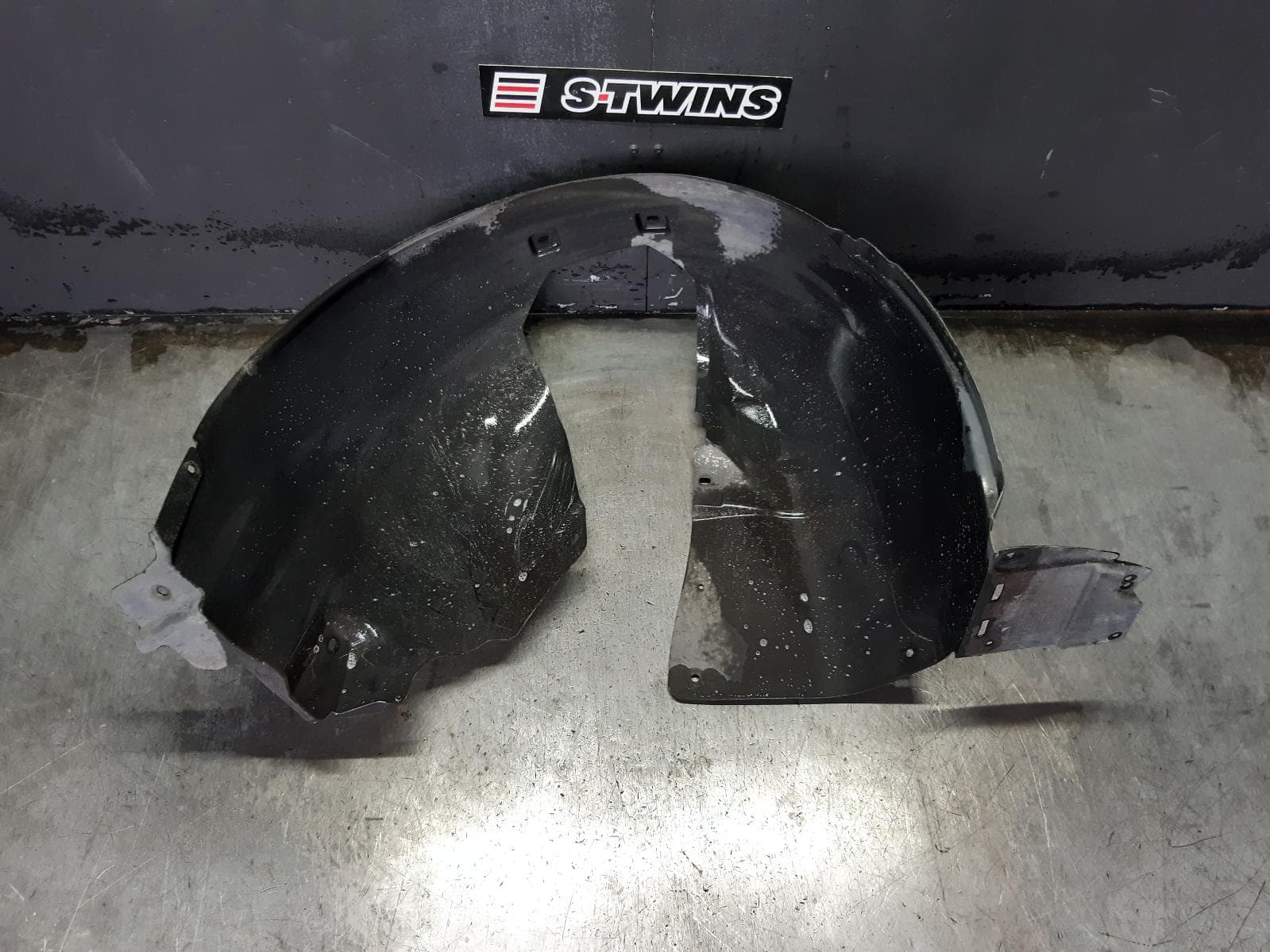 Used auto part listing image: 2015 HOLDEN CRUZE RIGHT GUARD LINER FRONT, JH, SEDAN/HATCH, 03/11-01/17 0000363340