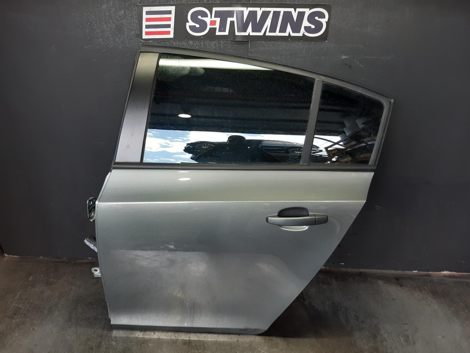Used auto part listing image: 2015 HOLDEN CRUZE LEFT REAR DOOR SLIDING JH, HATCH, 03/11-01/17 0000363272