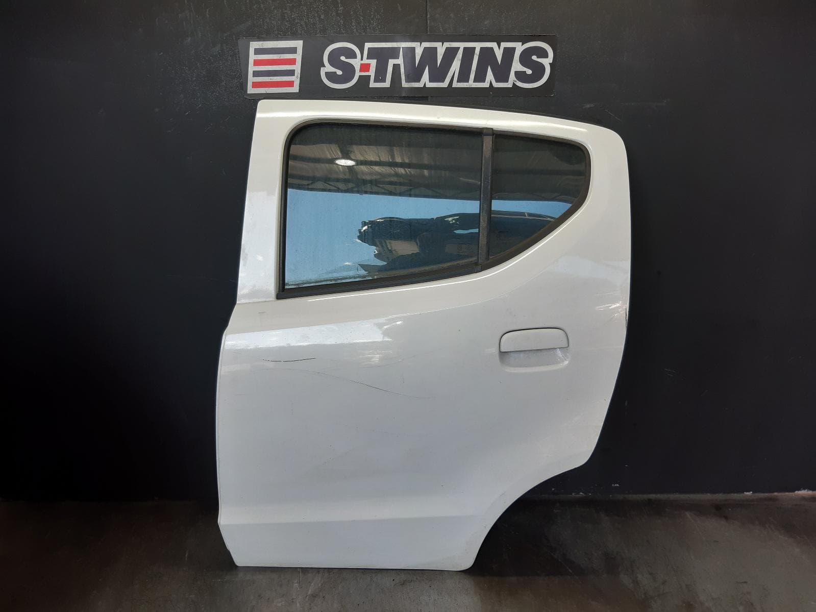 Used auto part listing image: 2011 SUZUKI ALTO LEFT REAR DOOR SLIDING GF, 07/09-12/14 0000363110
