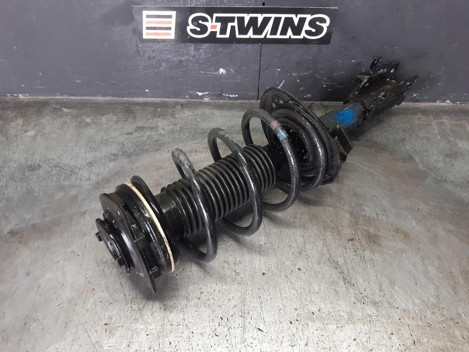 Used auto part listing image: 2012 NISSAN DUALIS RIGHT FRONT STRUT J10, 2WD TYPE, 10/07-05/14 0000363574