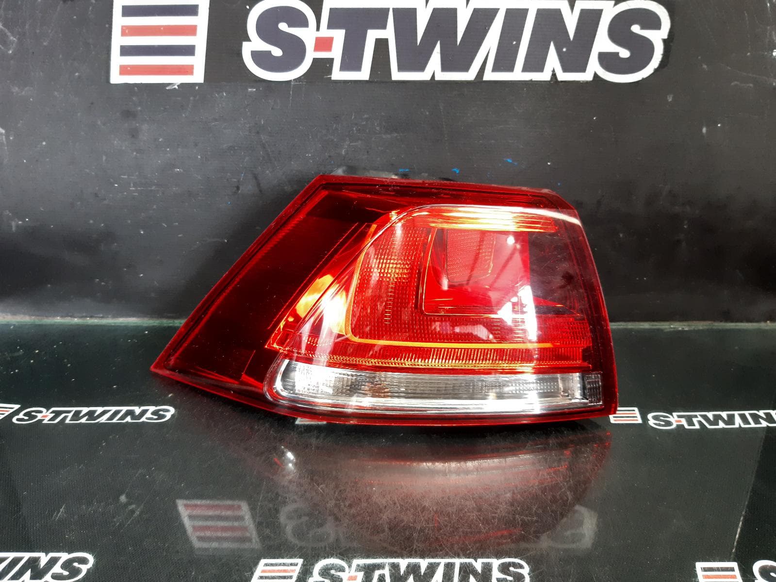 Used auto part listing image: 2015 VOLKSWAGEN GOLF LEFT TAILLIGHT GEN 7, HATCH, STANDARD, TRENDLINE/COMFORTLINE, NON LED TYPE, NON TINTED TYPE, 11/12-03/17 0000363974