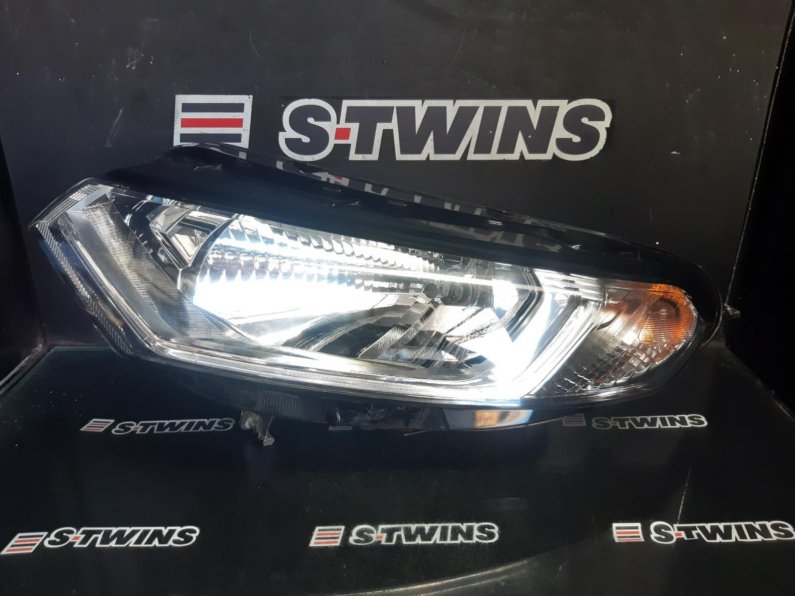 Used auto part listing image: 2016 FORD ECOSPORT RIGHT HEADLAMP BK, CHROME INSERT TYPE, 11/13-10/17 0000364173