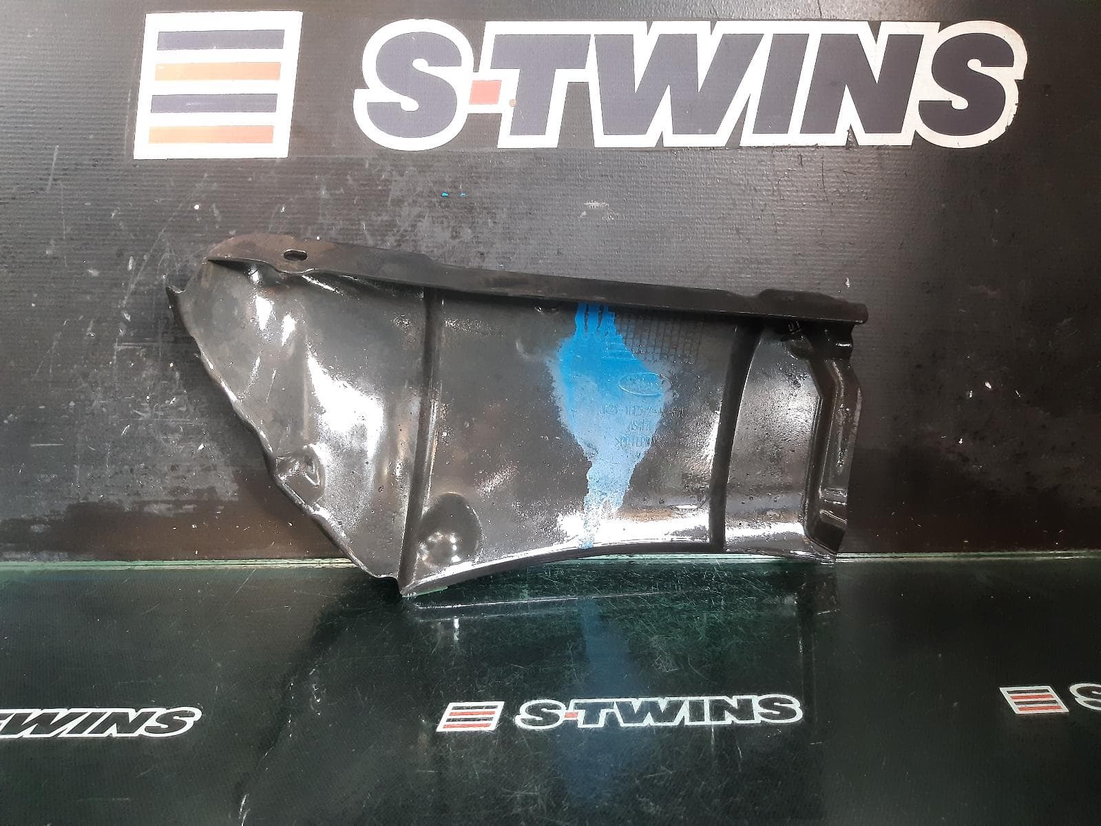 Used auto part listing image: 2018 FORD TRANSIT CUSTOM RIGHT GUARD LINER VN, FRONT, 09/13-08/23 0000266411