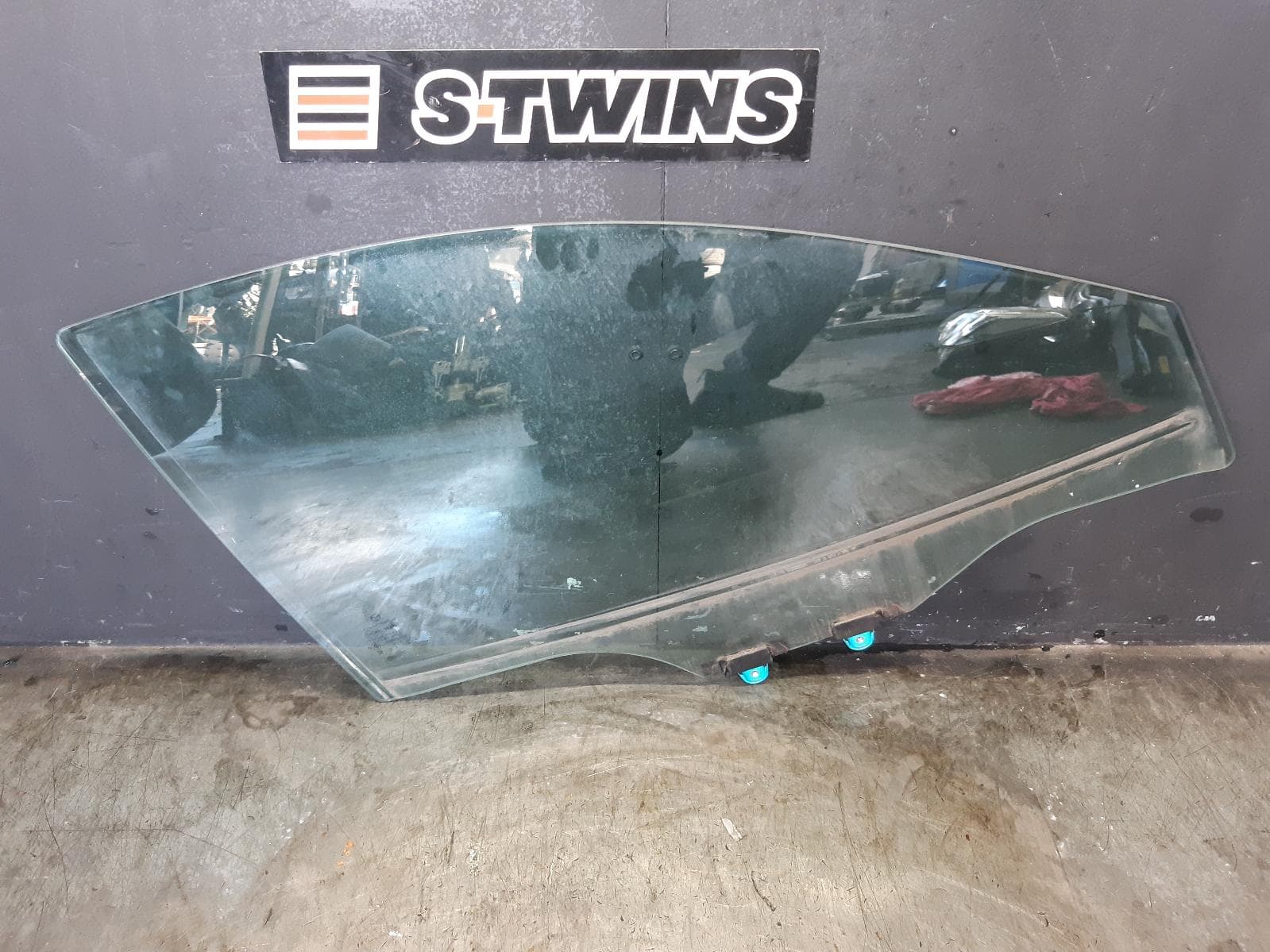Used auto part listing image: 2016 MAZDA CX3 RIGHT FRONT DOOR WINDOW DK, 03/15- 0000364227
