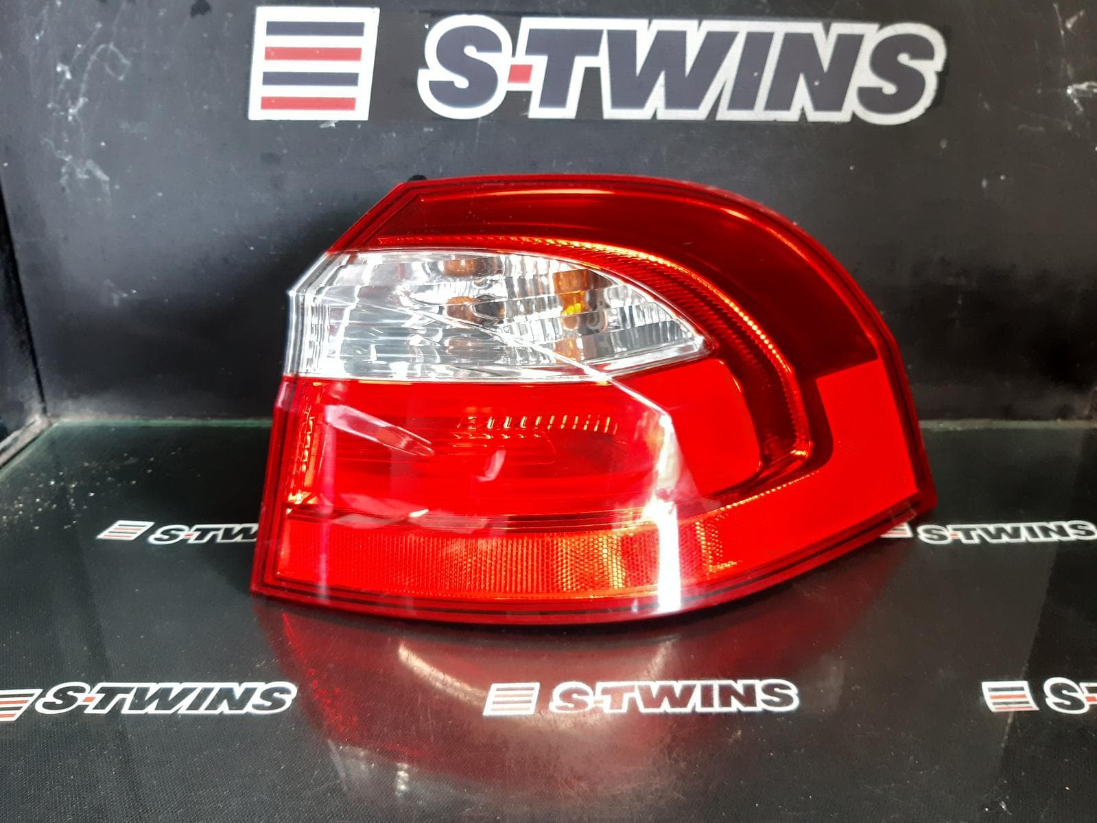 Used auto part listing image: 2014 KIA RIO RIGHT TAILLIGHT UB, IN BODY, 3DR/5DR HATCH, STANDARD TYPE, 08/11-11/16 0000363944