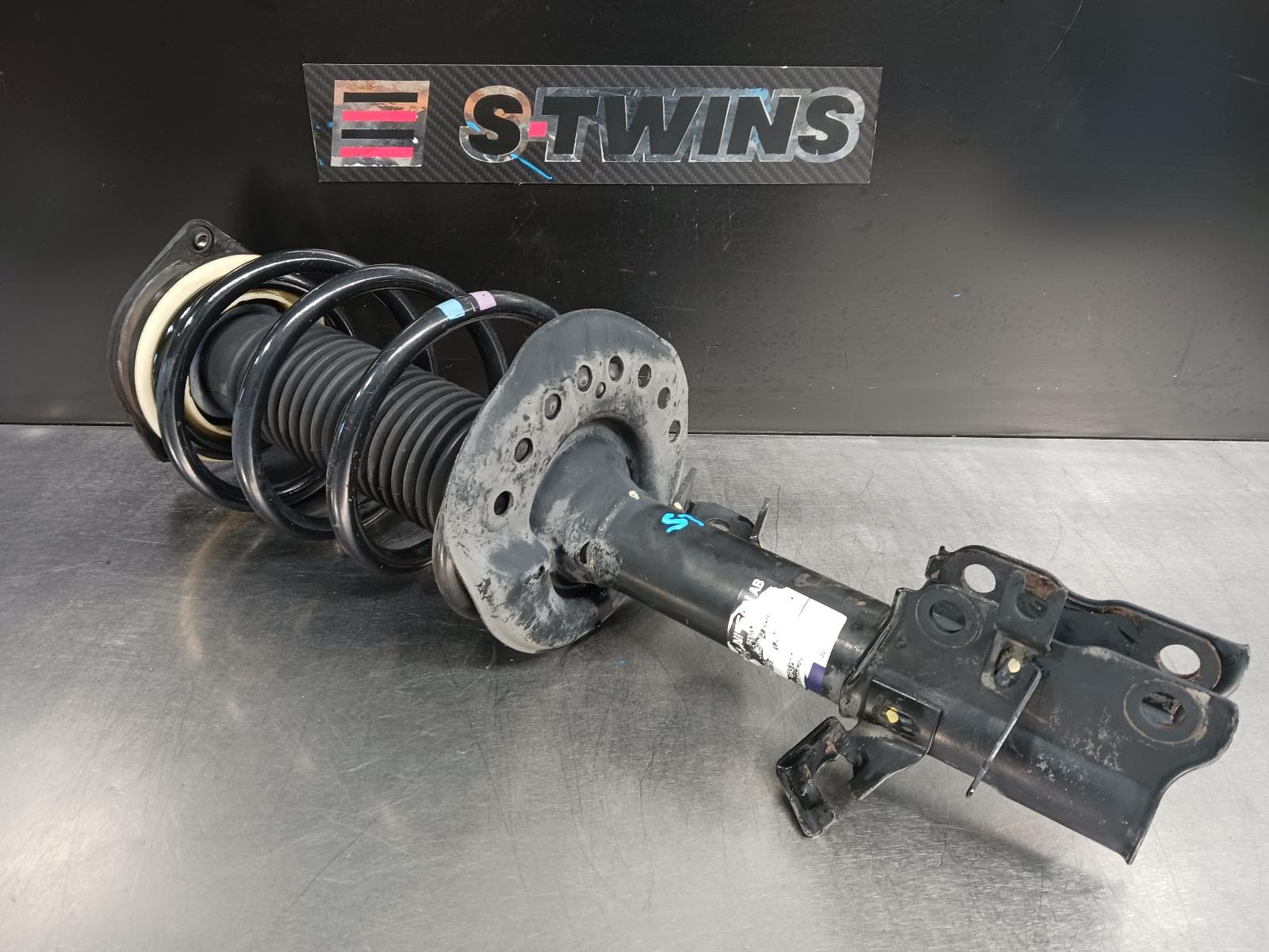 Used auto part listing image: 2014 NISSAN DUALIS LEFT FRONT STRUT J10, 2WD TYPE, 10/07-05/14 0000189908