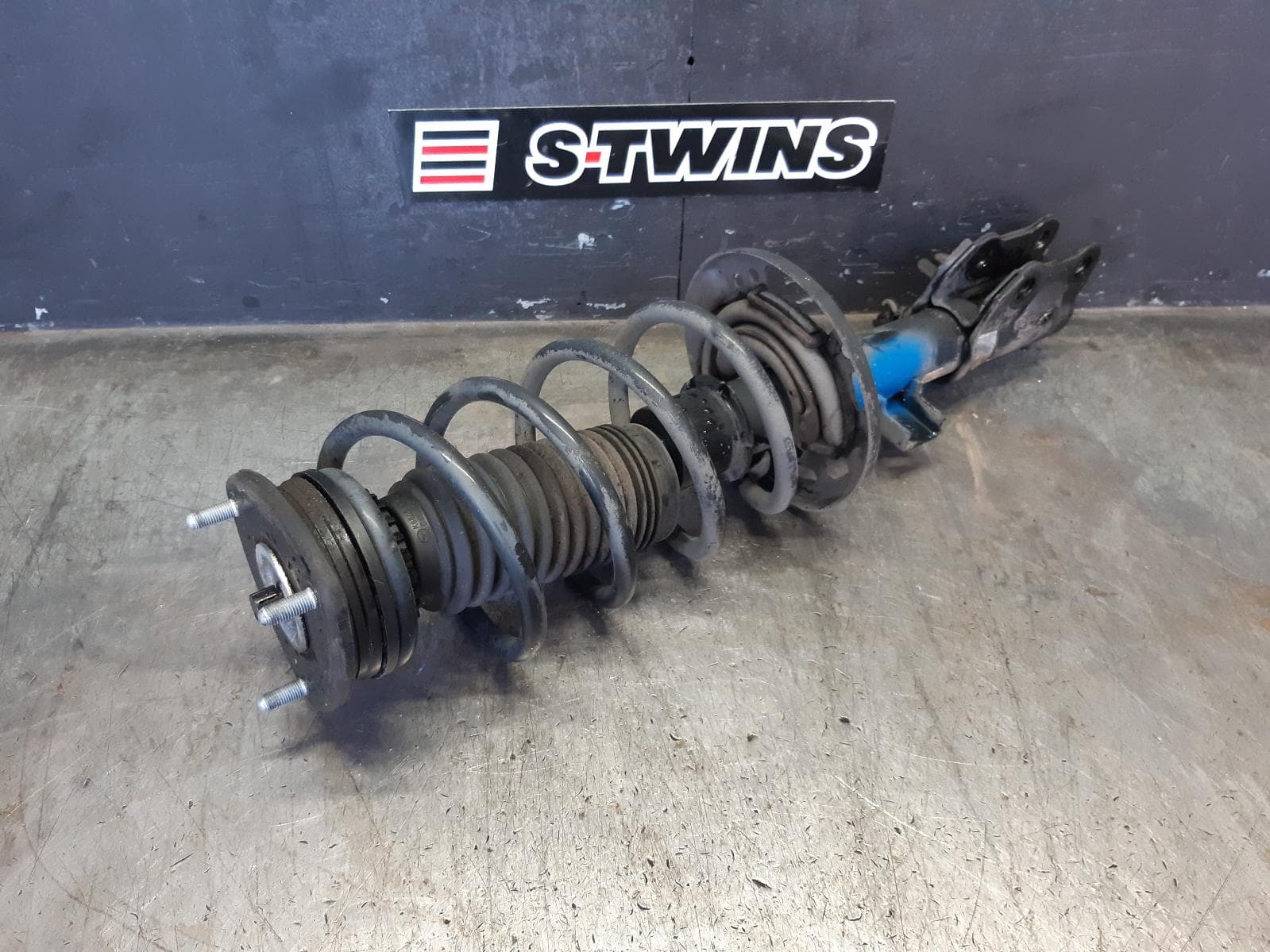 Used auto part listing image: 2016 MAZDA CX5 RIGHT FRONT STRUT KE, 02/12-12/16 0000365172