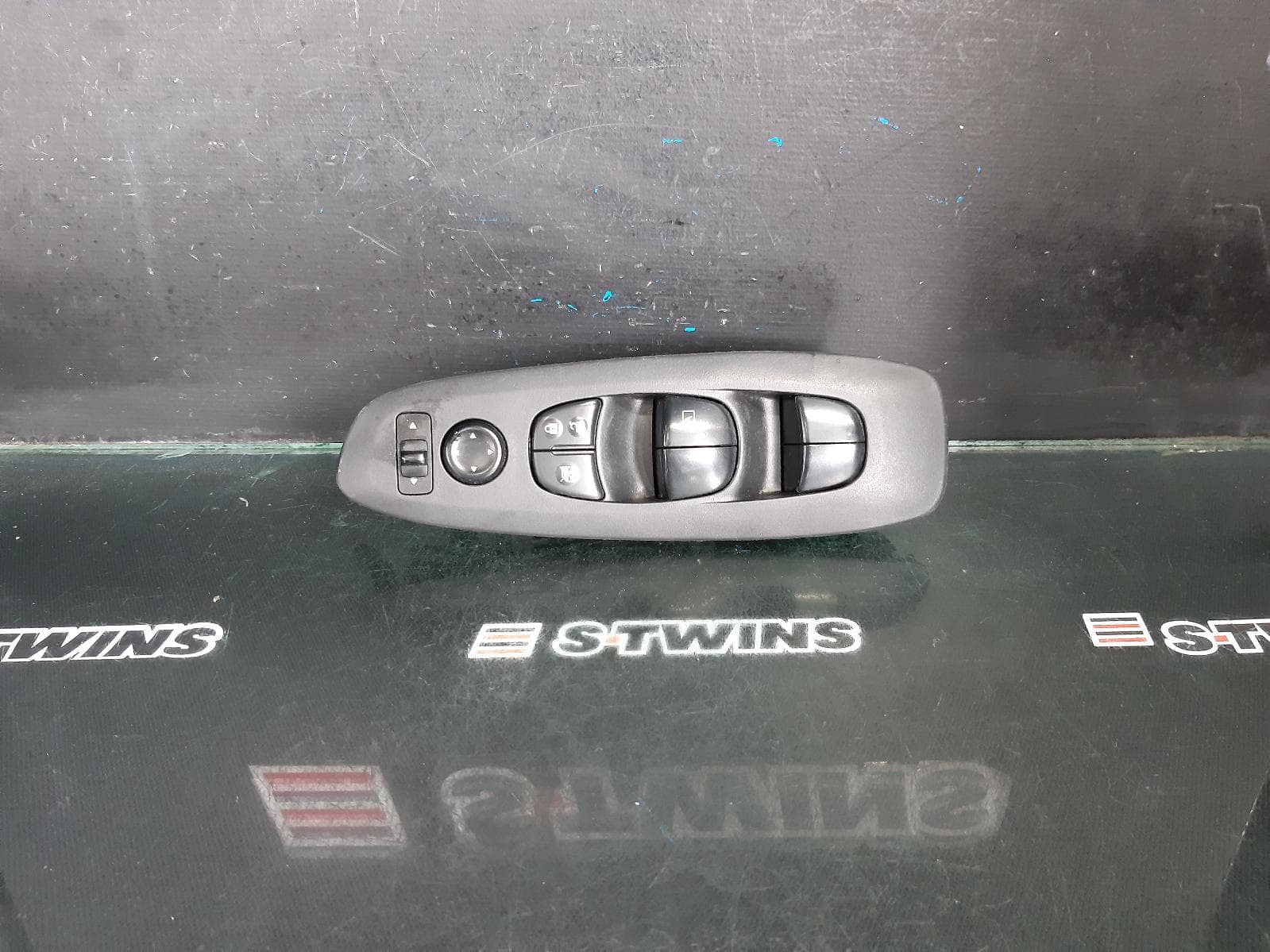 Used auto part listing image: 2015 NISSAN PATHFINDER PWR DR WIND SWITCH LH REAR/RH REAR, R52, 06/13-04/21 0000365584