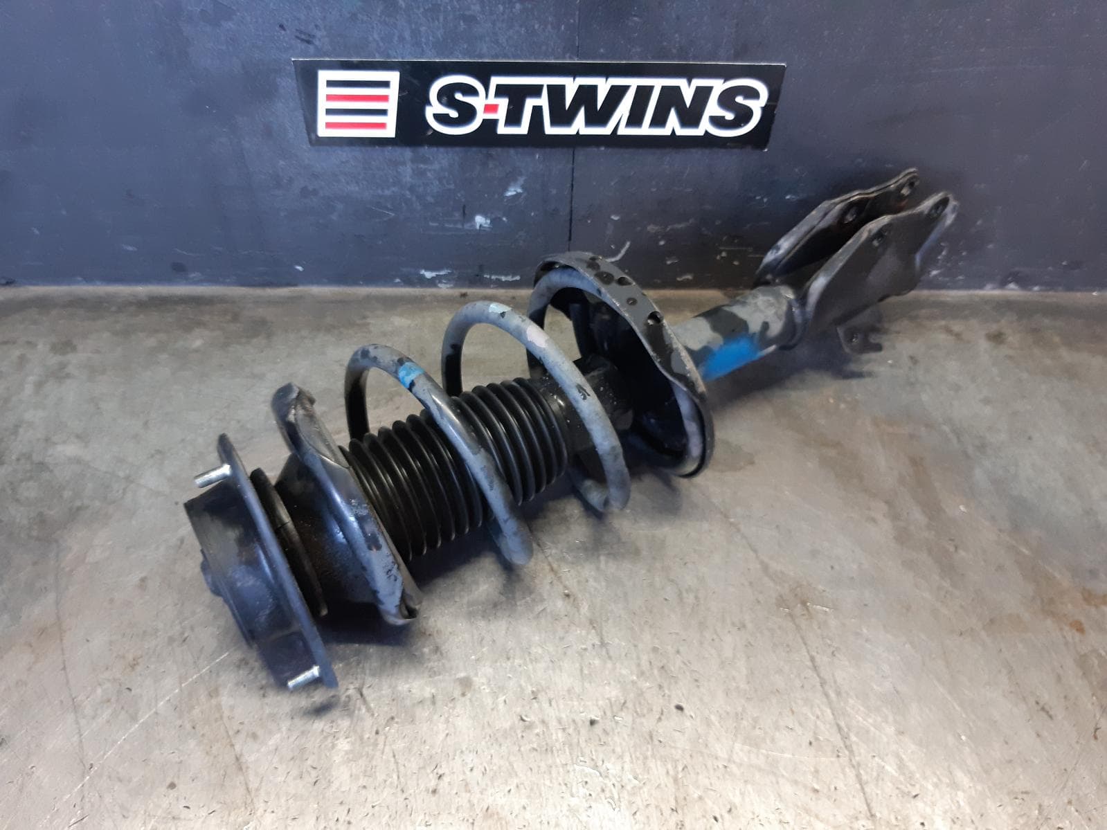 Used auto part listing image: 2013 SUBARU FORESTER RIGHT FRONT STRUT SJ, STANDARD TYPE, 12/12-08/18 0000365390