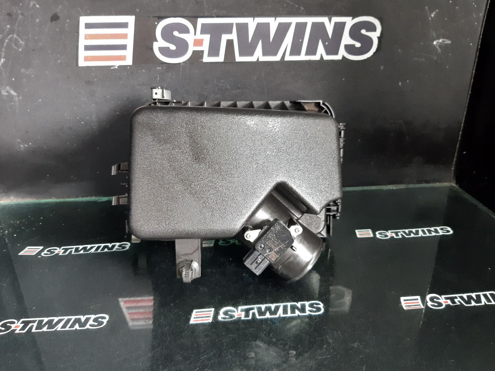 Used auto part listing image: 2017 TOYOTA COROLLA AIR CLEANER BOX AIR CLEANER, ZRE182R, HATCH, 08/12-06/18 0000365449