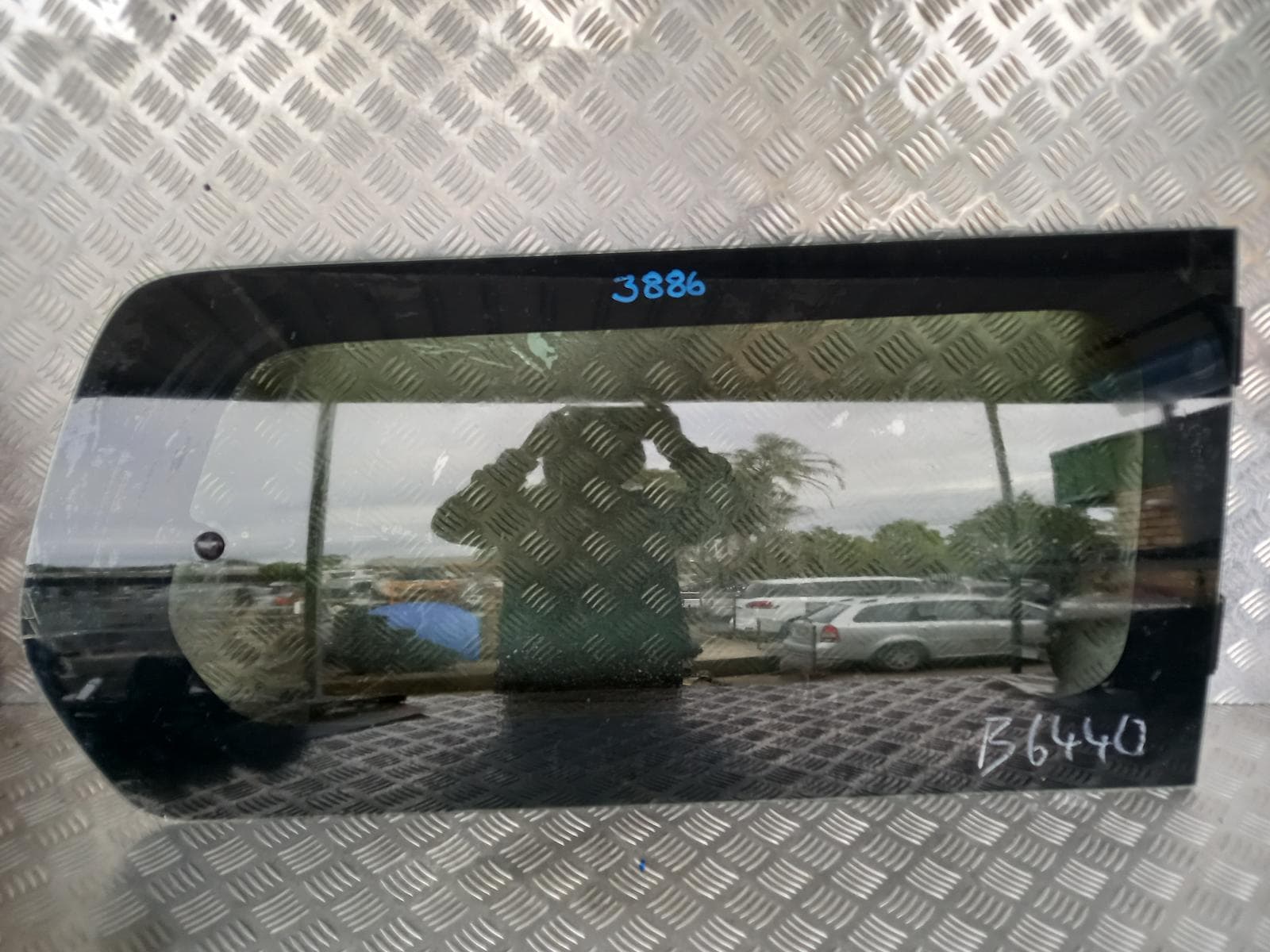 Used auto part listing image: 2014 HYUNDAI ILOAD/IMAX RIGHT REAR SIDE GLASS TQ, FLIP OUT TYPE, 11/07-03/21 0000141968