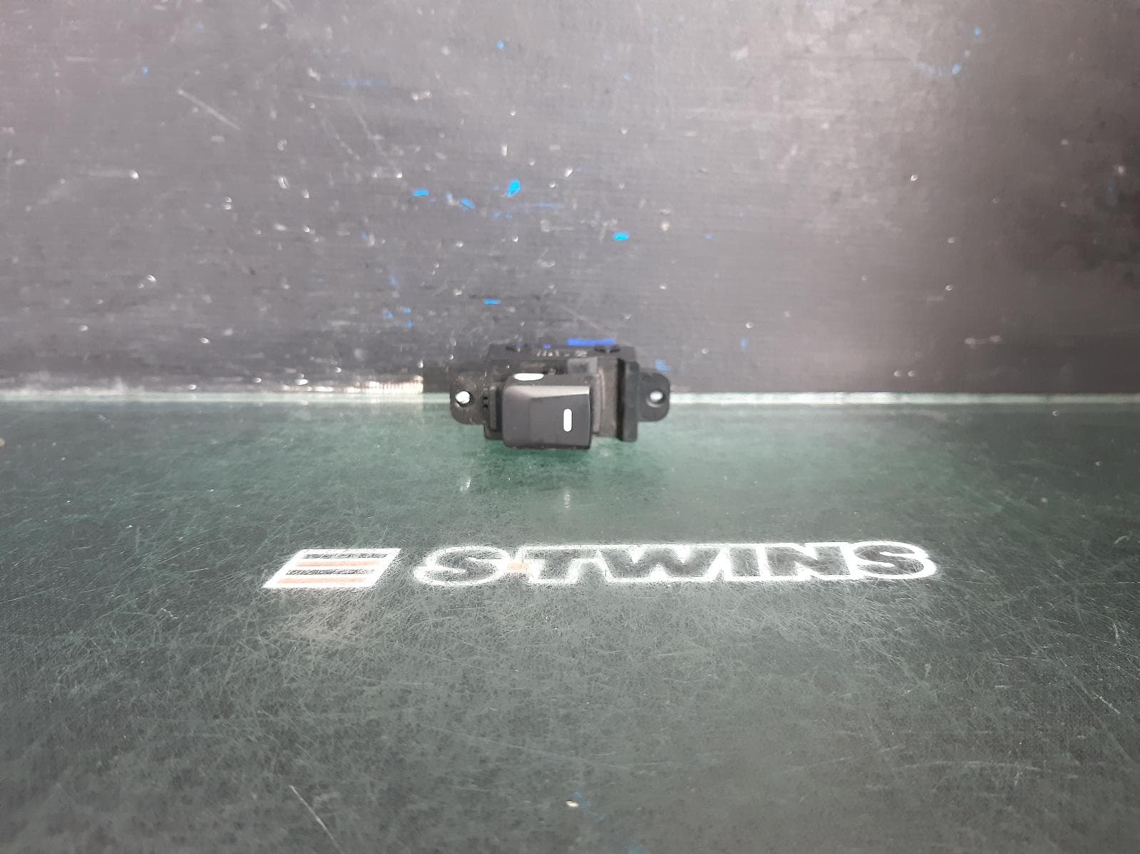 Used auto part listing image: 2017 KIA CERATO PWR DR WIND SWITCH LH FRONT/LH REAR/RH REAR, YD, SEDAN/HATCH, 04/13-05/18 0000365837