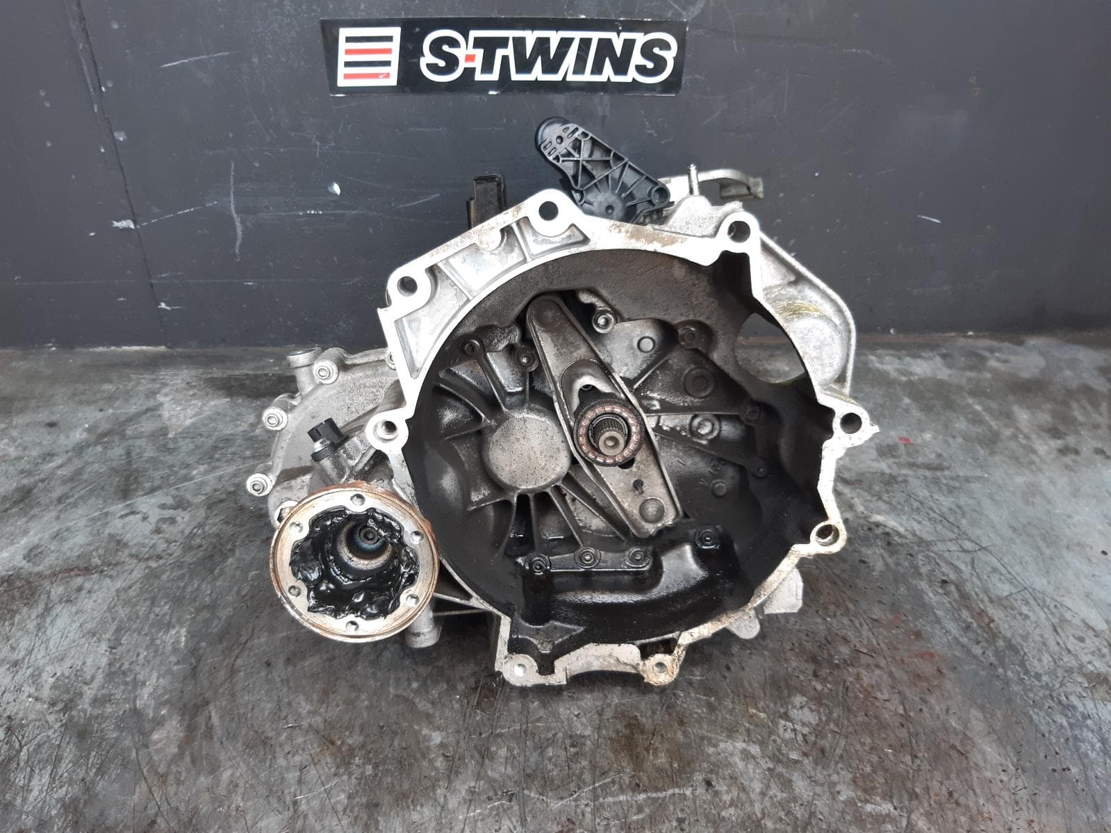 Used auto part listing image: 2012 VOLKSWAGEN POLO TRANS GEARBOX MANUAL, PETROL, 1.2, TURBO, 6R, NBU CODE, 05/10-05/14 0000365690