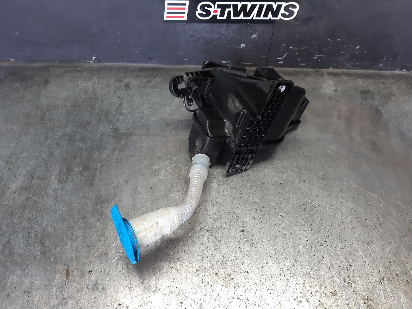 Used auto part listing image: 2012 VOLKSWAGEN POLO WASHER BOTTLE 6R, NON H/LAMP WASHER TYPE, 05/10-05/14 0000365695