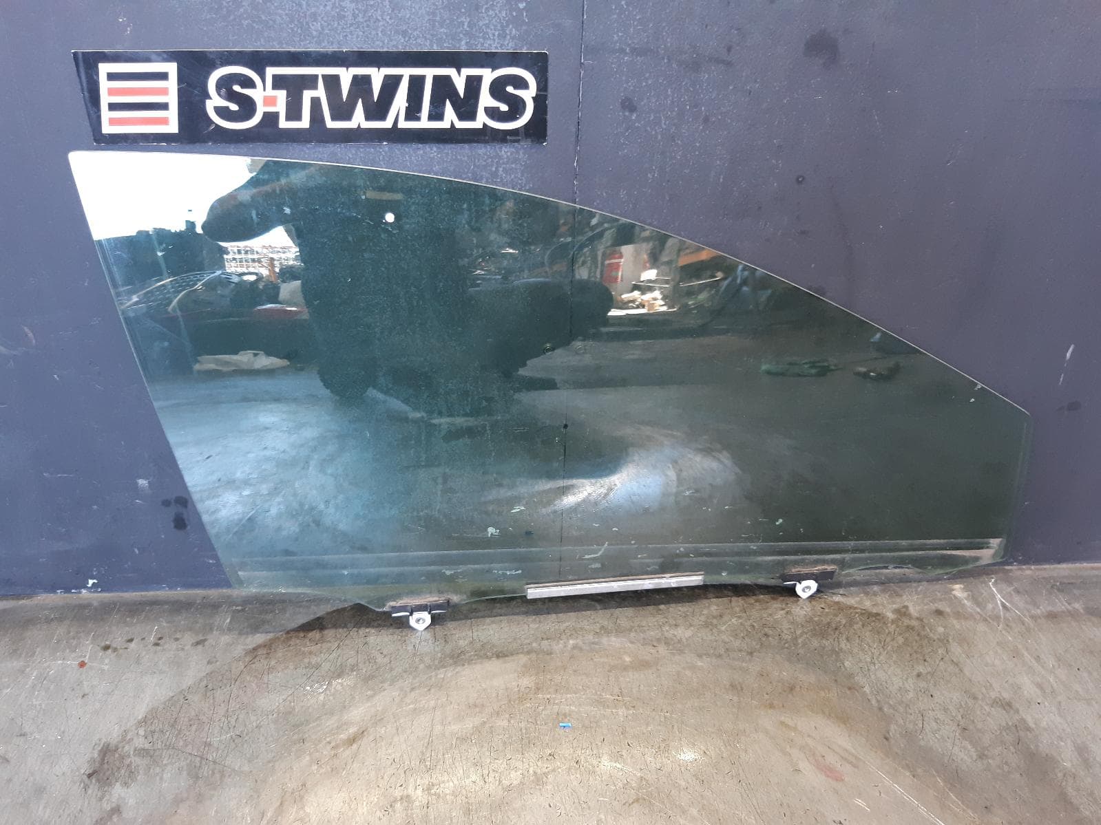 Used auto part listing image: 2016 TOYOTA COROLLA RIGHT FRONT DOOR WINDOW ZRE182R, 08/12-06/18 0000365919