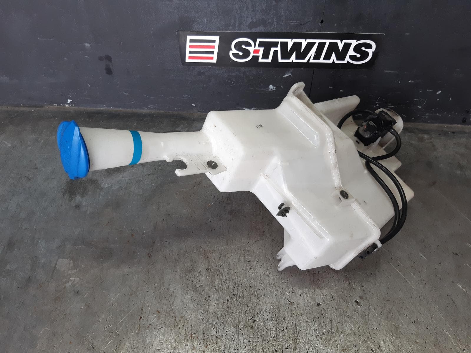 Used auto part listing image: 2019 HYUNDAI TUCSON WASHER BOTTLE TL, (S.KOREA VIN KMHJ), 06/18-01/21 0000366716
