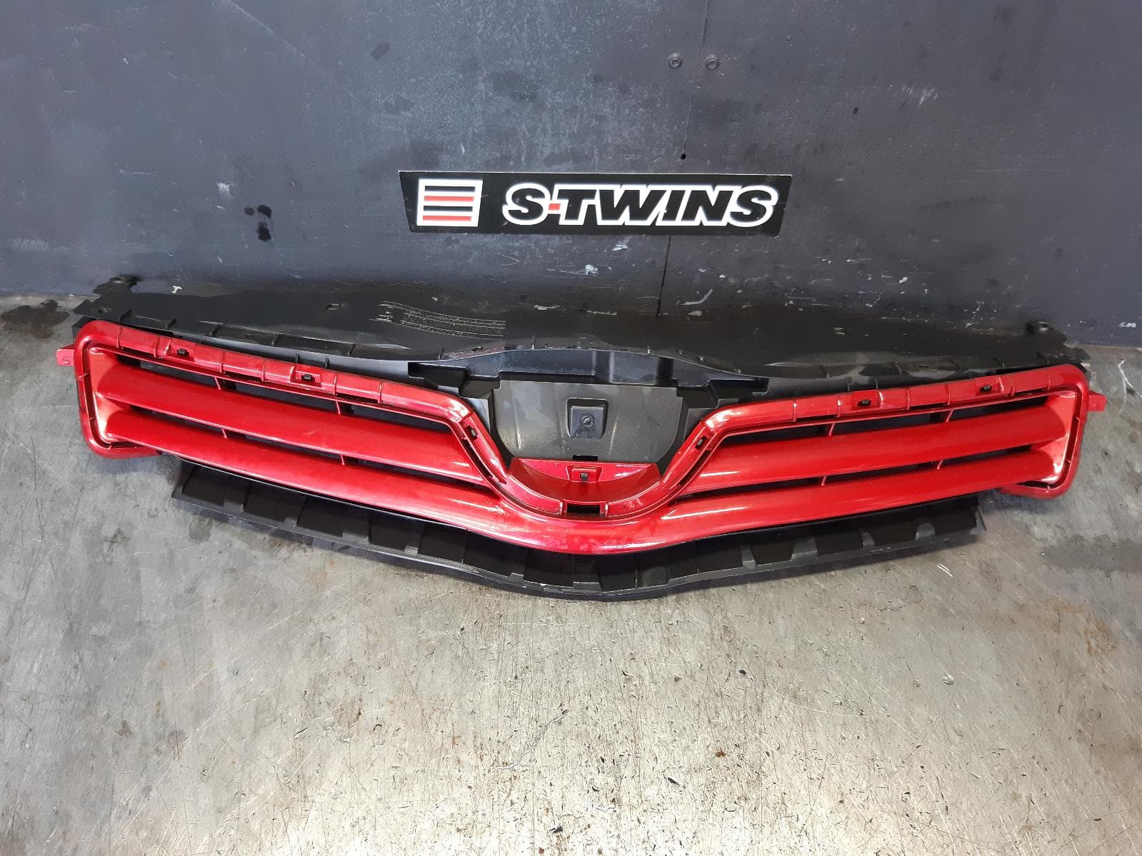 Used auto part listing image: 2011 TOYOTA COROLLA GRILLE RADIATOR GRILLE, ZRE152R, HATCH, 11/09-09/12 0000365982