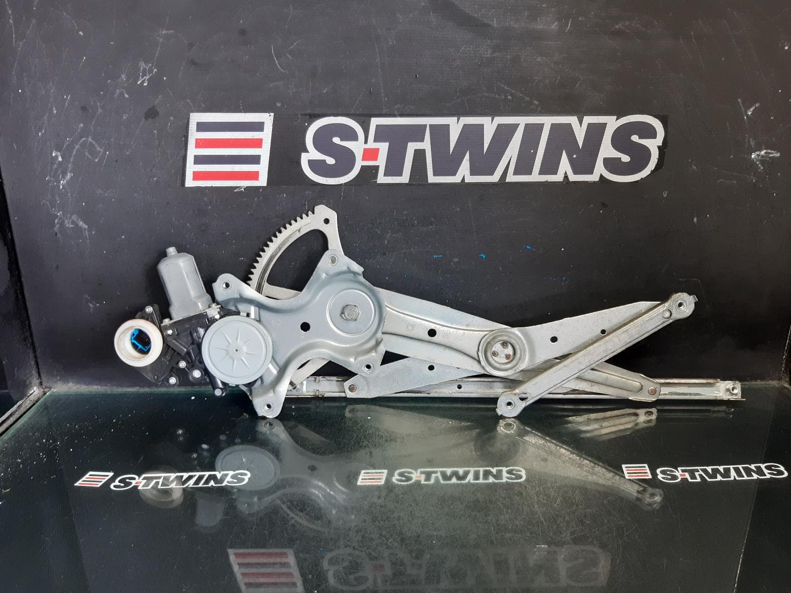 Used auto part listing image: 2011 TOYOTA COROLLA RIGHT FRONT WINDOW REG MOTOR ZRE152/153R, 03/07-10/13 0000365985