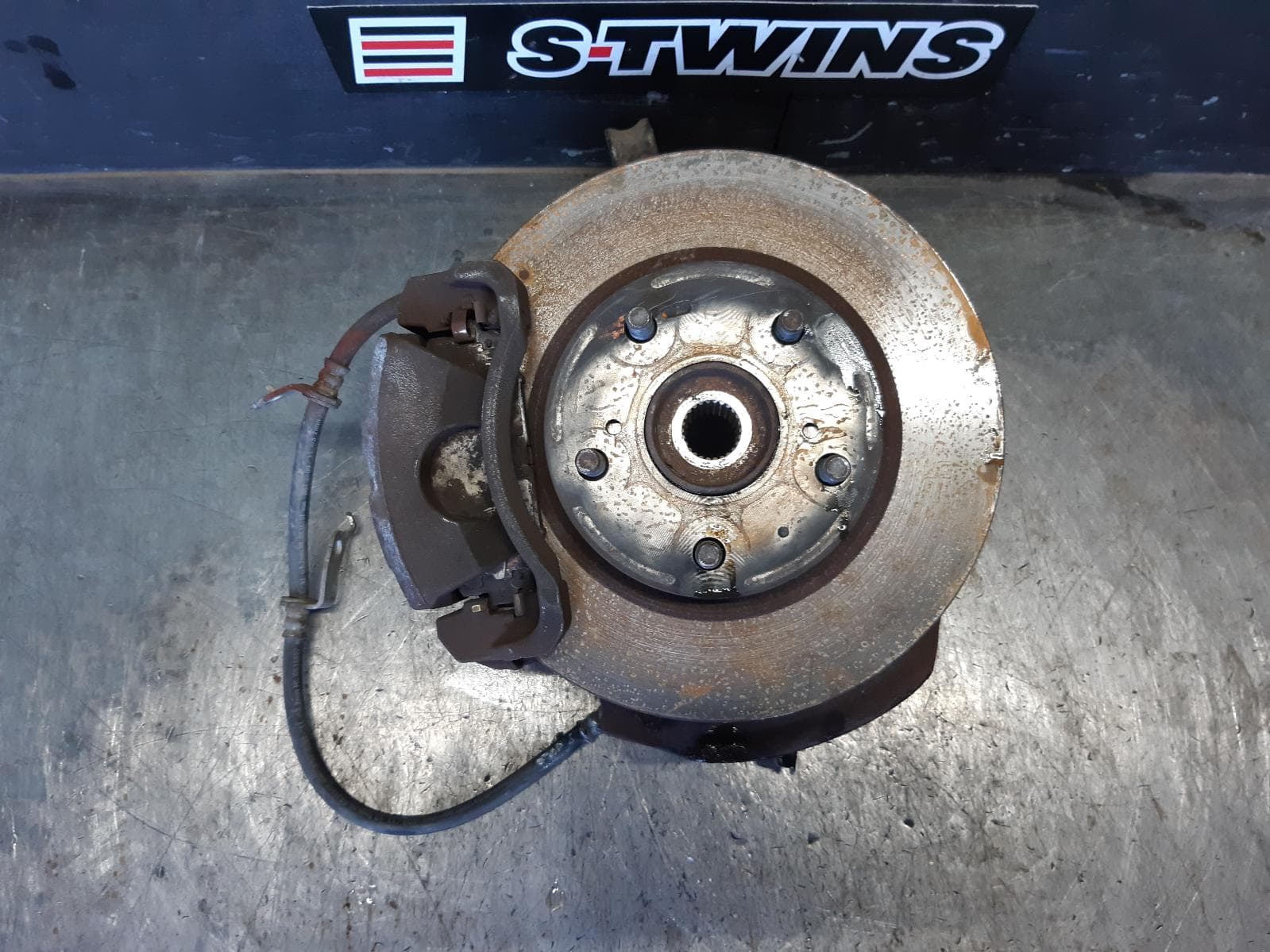 Used auto part listing image: 2011 TOYOTA COROLLA LEFT FRONT HUB ASSEMBLY ZRE152/153R, 03/07-12/13 0000366338