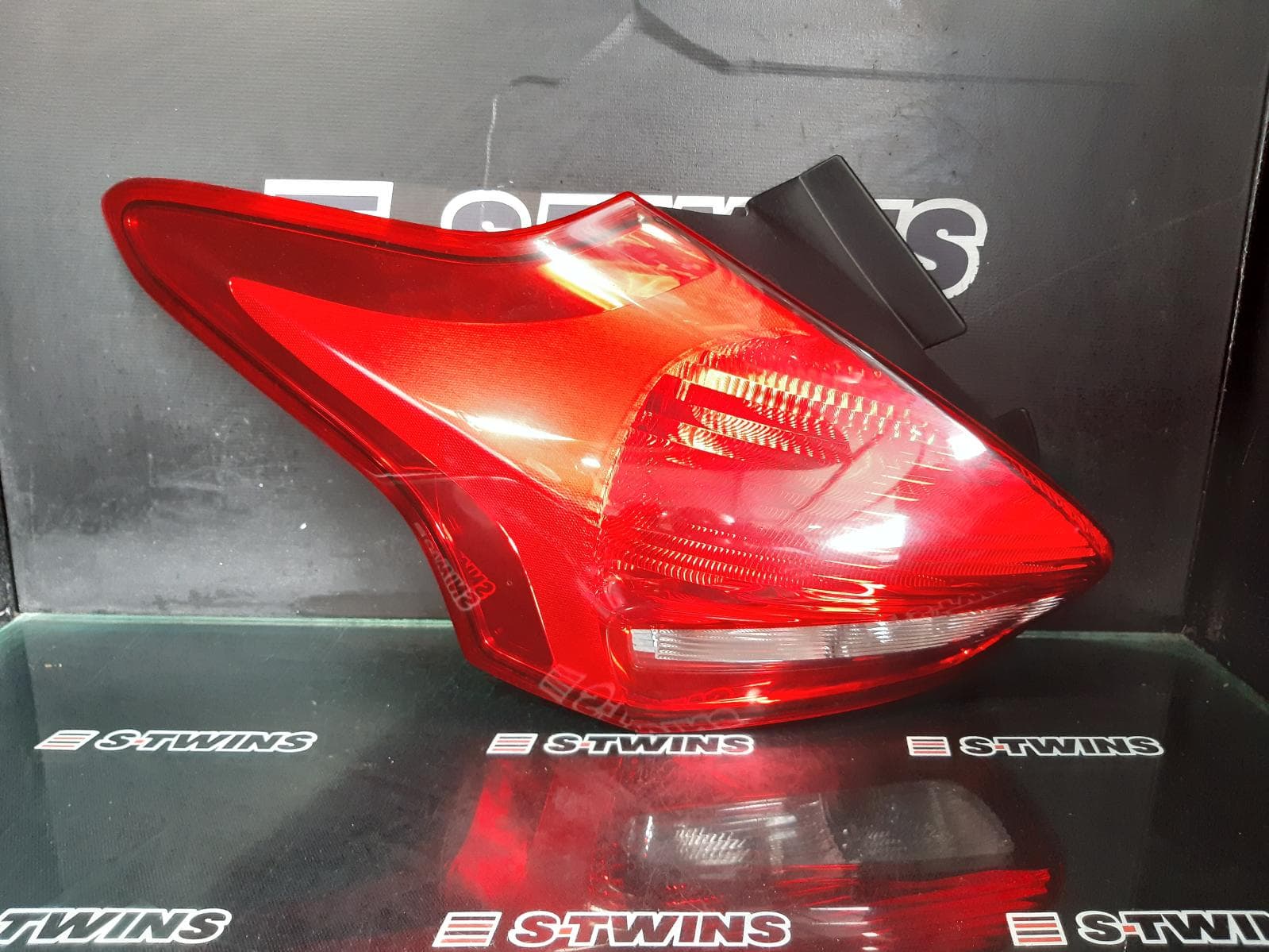 Used auto part listing image: 2016 FORD FOCUS LEFT TAILLIGHT LZ, HATCH, TREND, NON LED TYPE, 07/15-11/18 0000242039