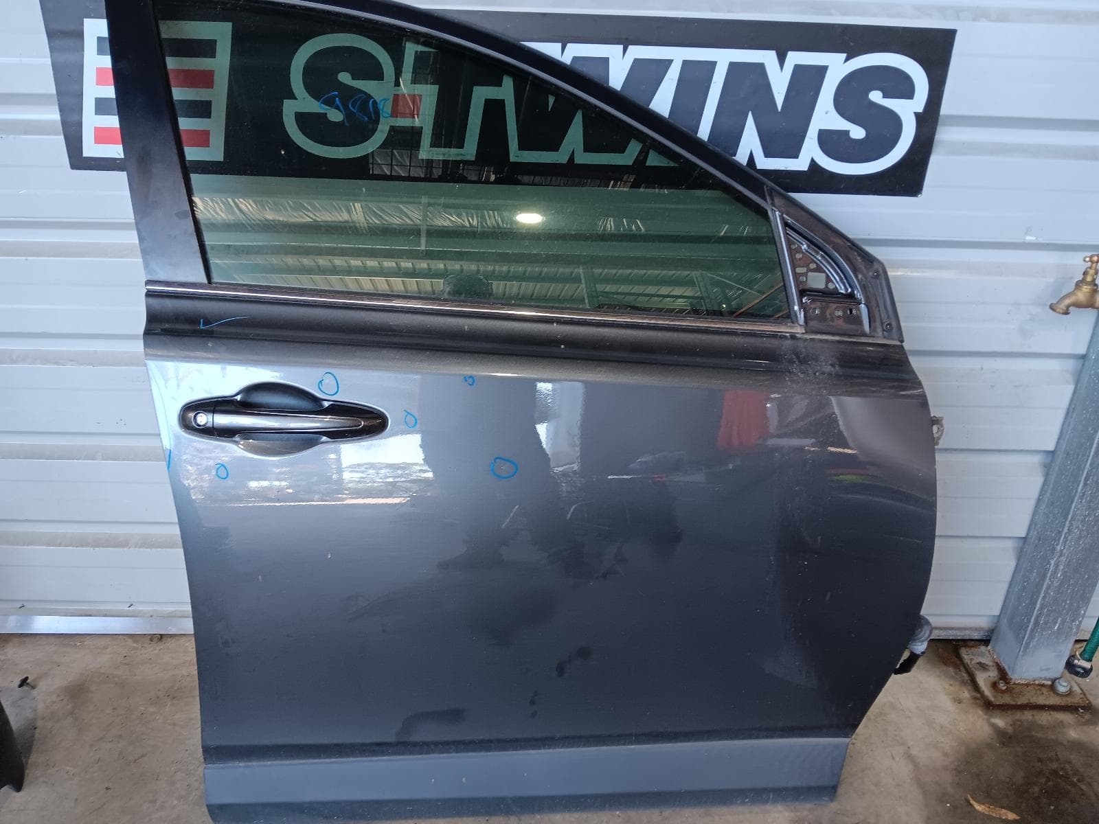 Used auto part listing image: 2016 TOYOTA RAV4 RIGHT FRONT DOOR XA40, 12/12-12/18 0000367774
