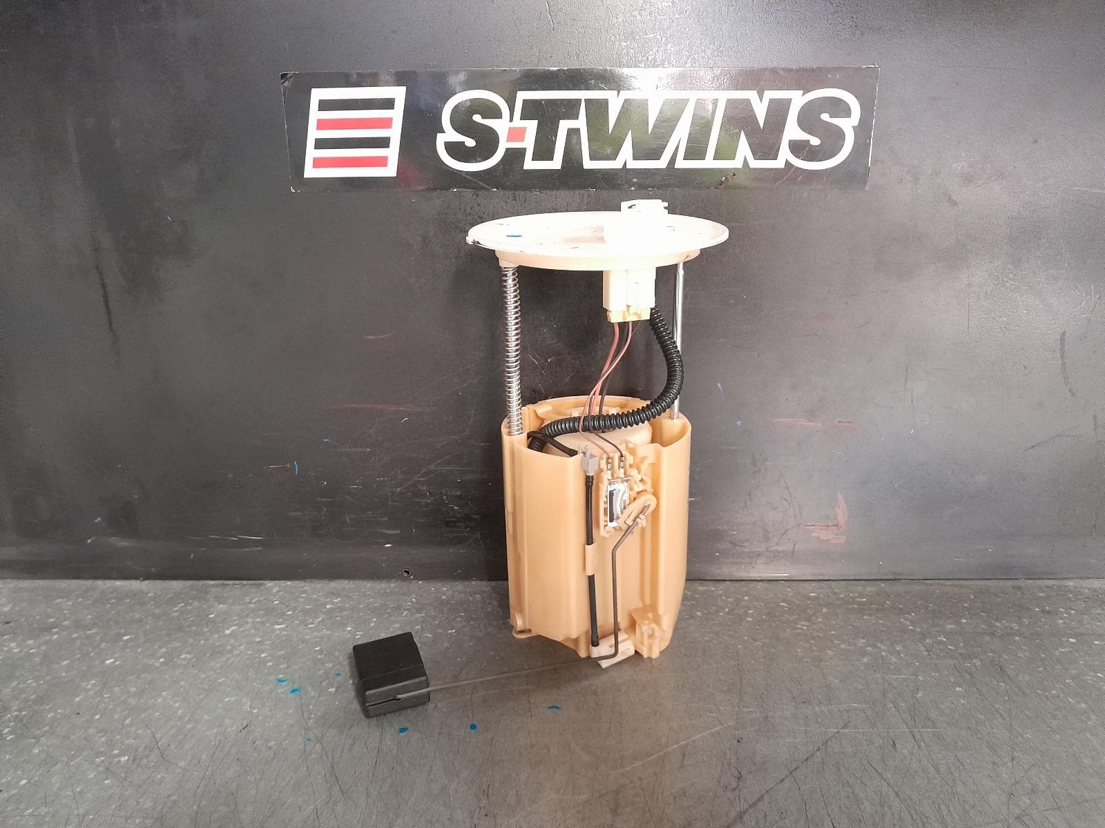 Used auto part listing image: 2011 TOYOTA KLUGER FUEL PUMP GSU40/GSU45, IN TANK (PUMP & SENDER), PETROL, 3.5, 2GR-FE, 05/07-02/14 0000367816