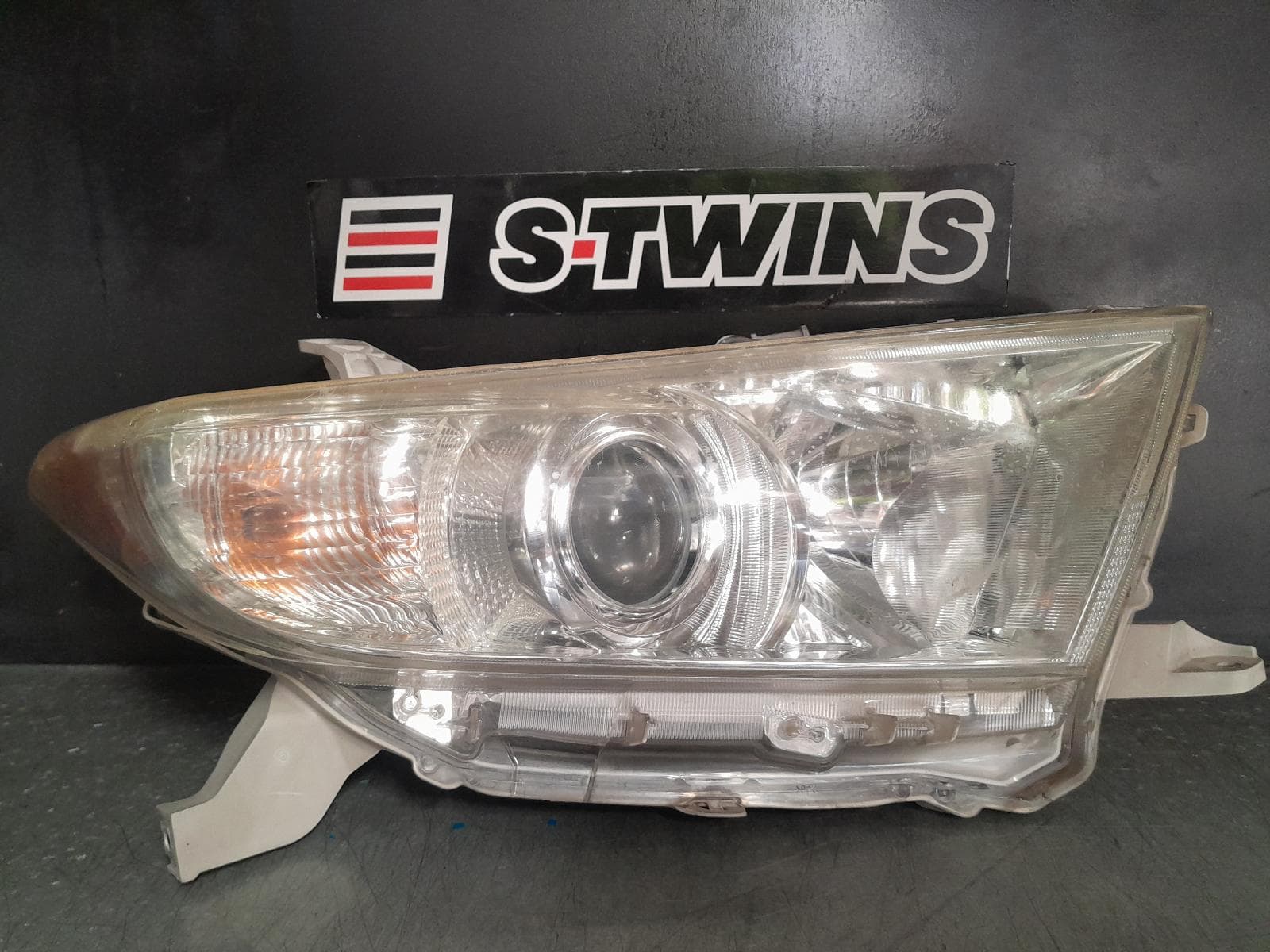 Used auto part listing image: 2011 TOYOTA KLUGER F BAR REINFORC BRACK REINFORCEMENT, GSU40-GSU45, 05/07-02/14 0000367818
