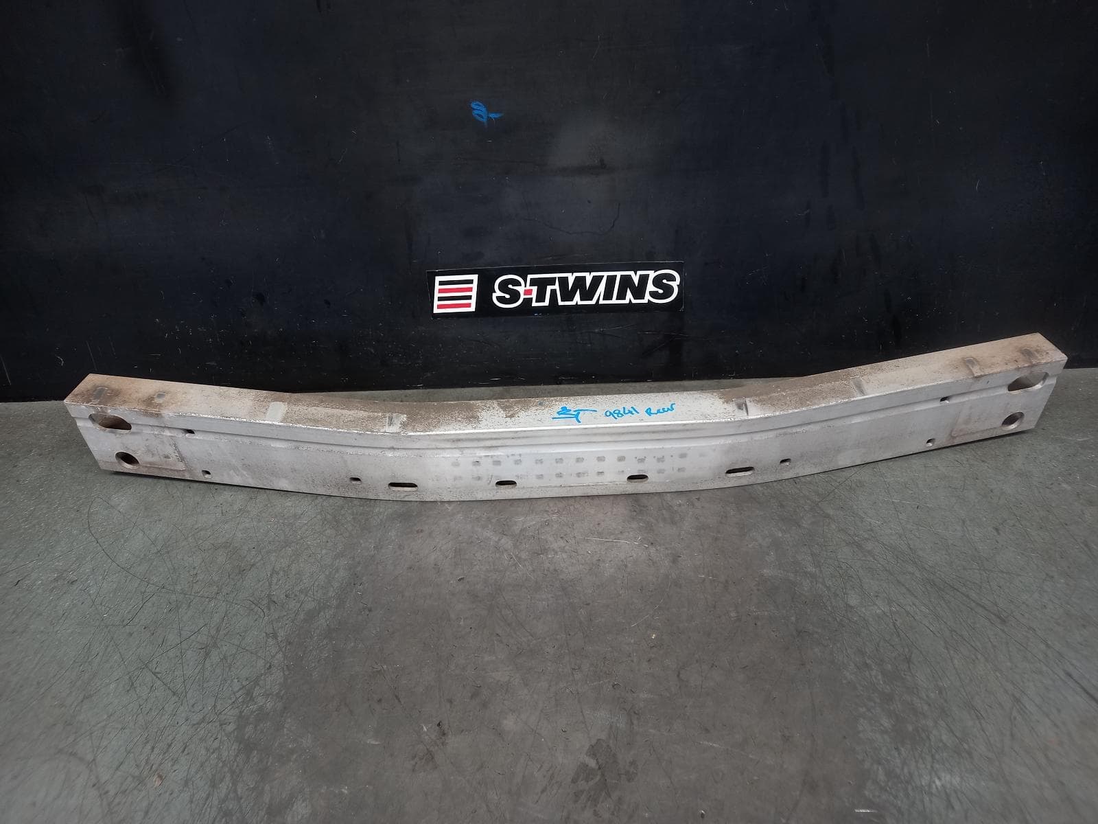 Used auto part listing image: 2011 TOYOTA KLUGER R BAR BRACKET REINFO REINFORCEMENT, GSU40-GSU45, 07/10-02/14 0000367822