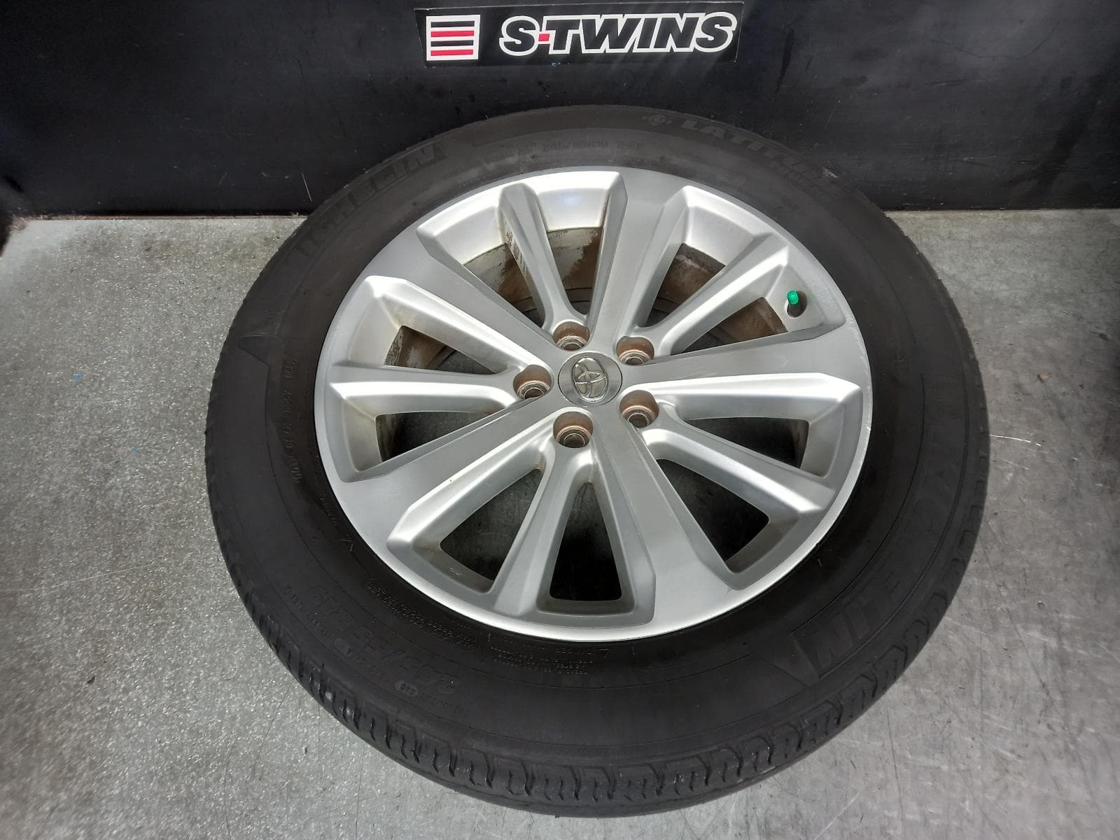 Used auto part listing image: 2011 TOYOTA KLUGER WHEEL MAG FACTORY, 19X7.5IN, 10 SPOKE, GSU40-GSU45, 05/07-02/14 0000367838