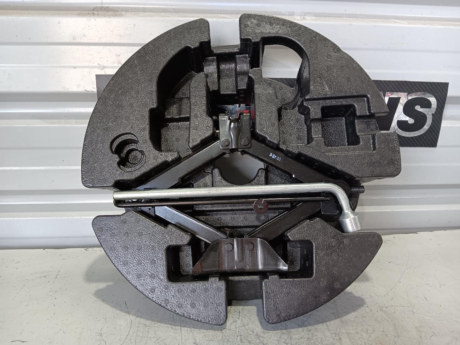 Used auto part listing image: 2021 LAND ROVER RANGE ROVER EVOQUE JACK TOOL KIT L551, 02/19- 0000359048