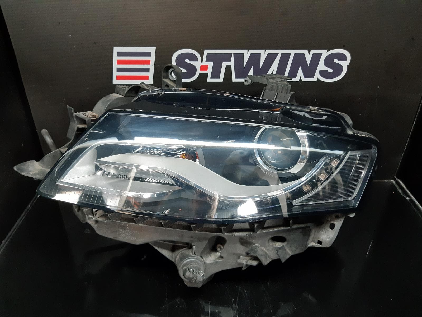 Used auto part listing image: 2008 AUDI A4 LEFT HEADLAMP B8 8K, XENON-ADAPTIVE TYPE, 02/08-06/12 0000116449